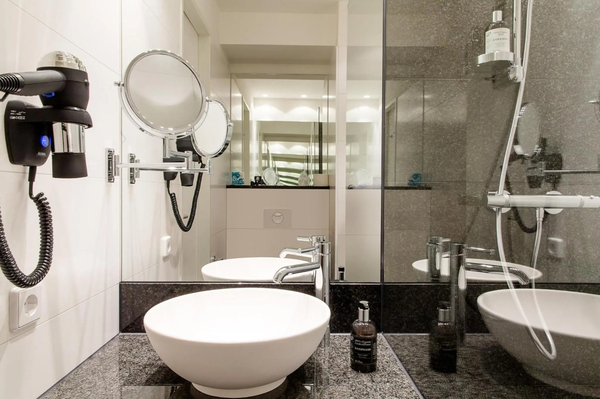 Bathroom in Motel One Berlin-Hauptbahnhof