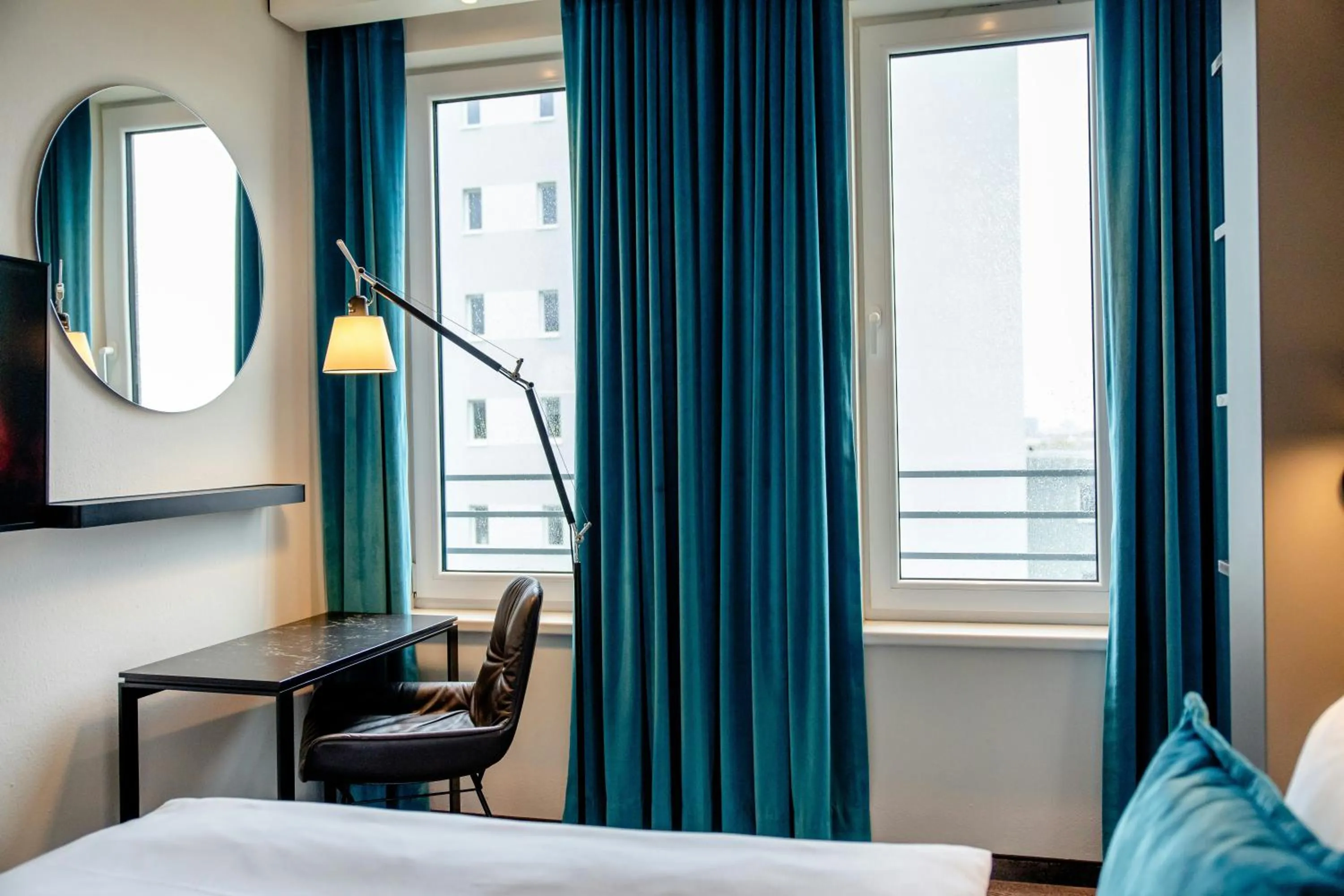 Photo of the whole room, Bed in Motel One Berlin-Hauptbahnhof