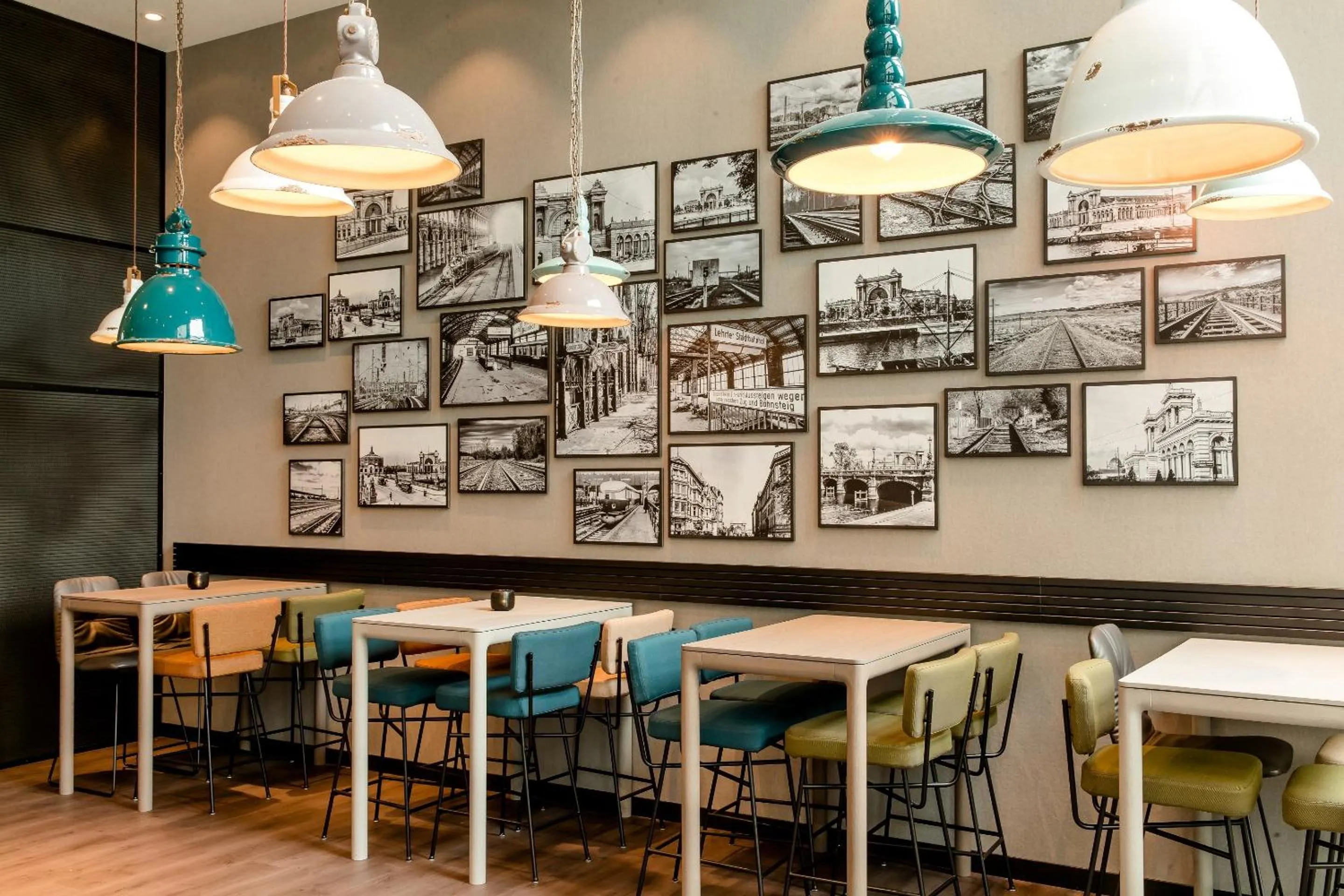 Lounge or bar in Motel One Berlin-Hauptbahnhof