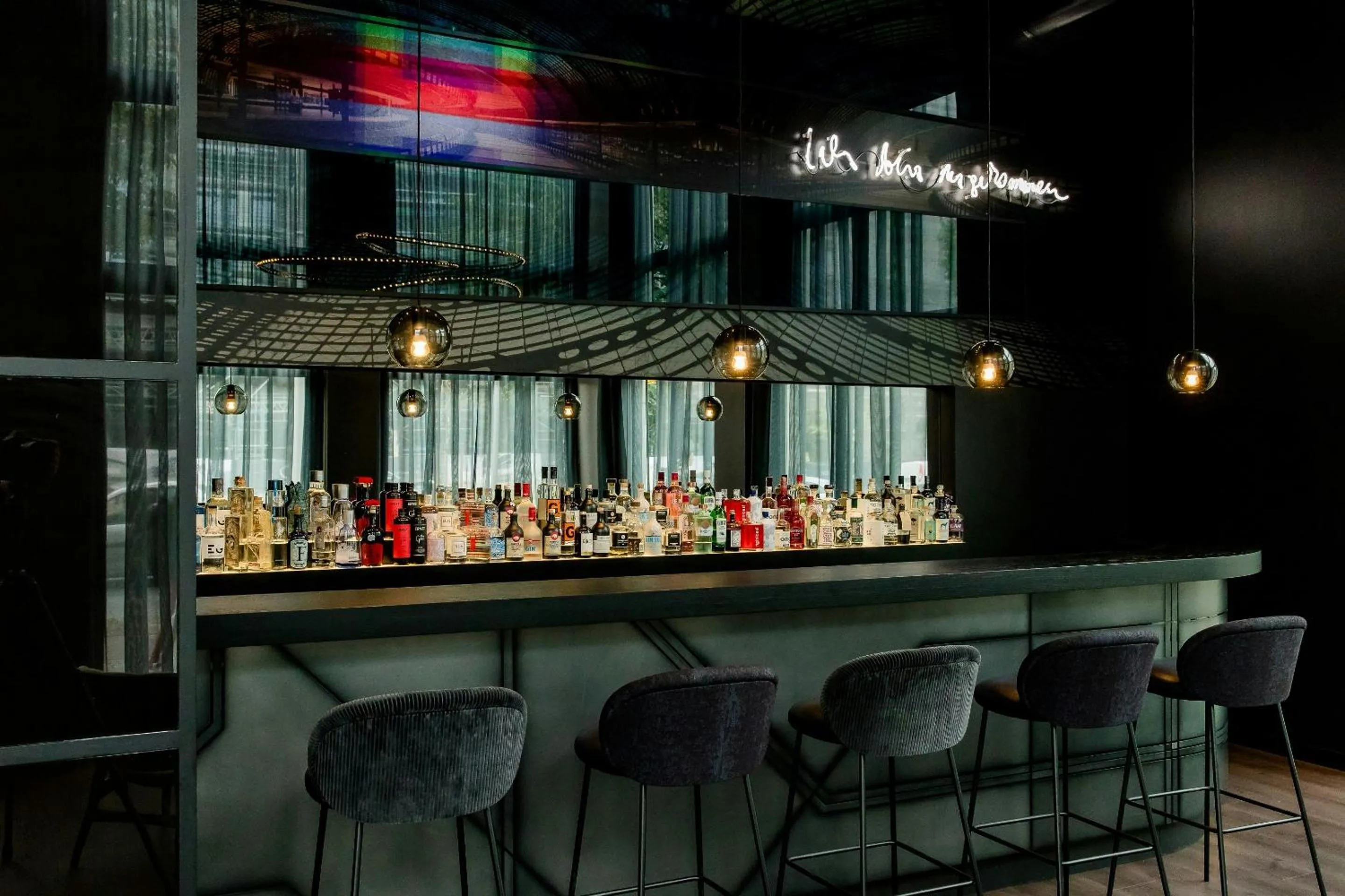 Lounge or bar in Motel One Berlin-Hauptbahnhof