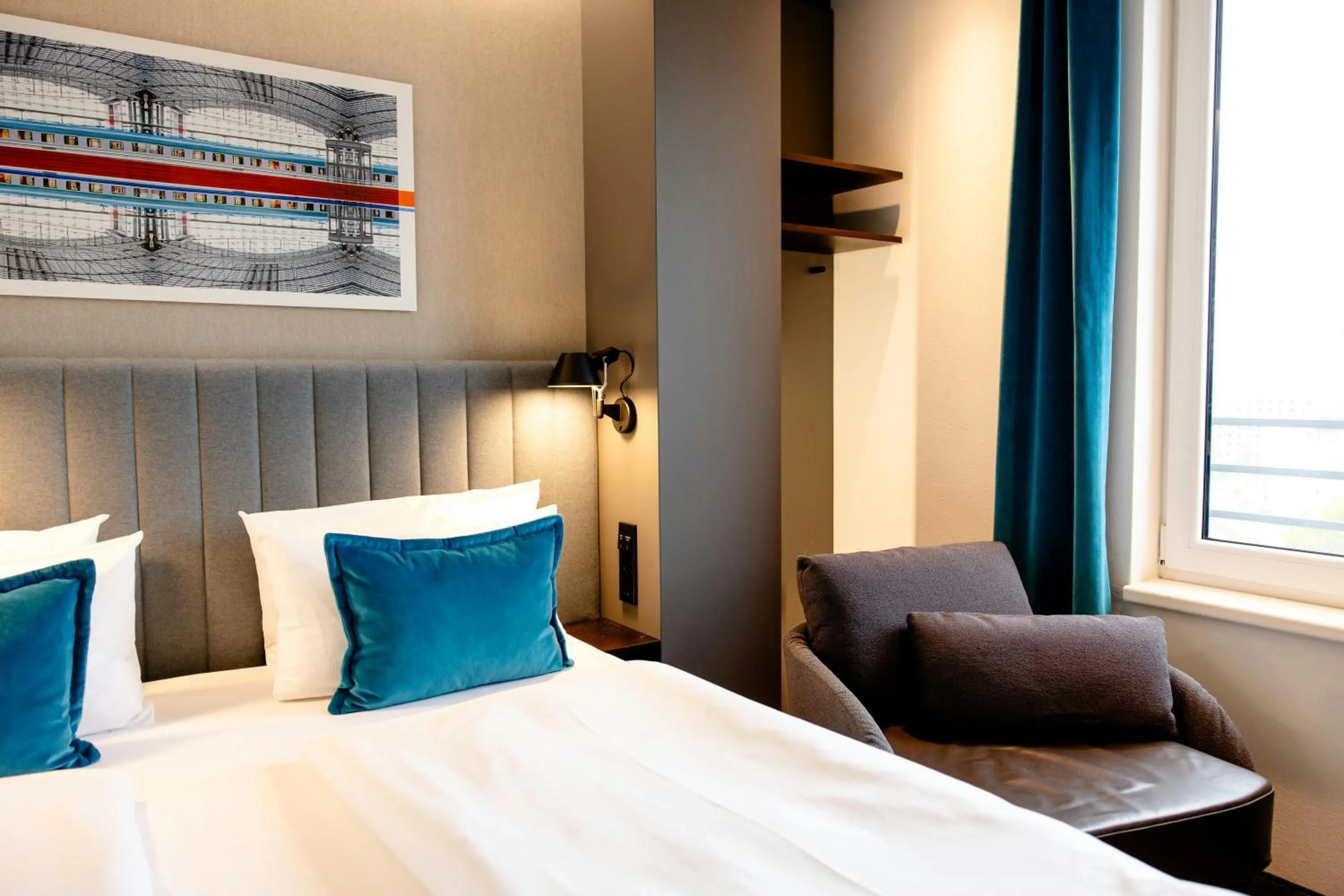 Photo of the whole room, Bed in Motel One Berlin-Hauptbahnhof