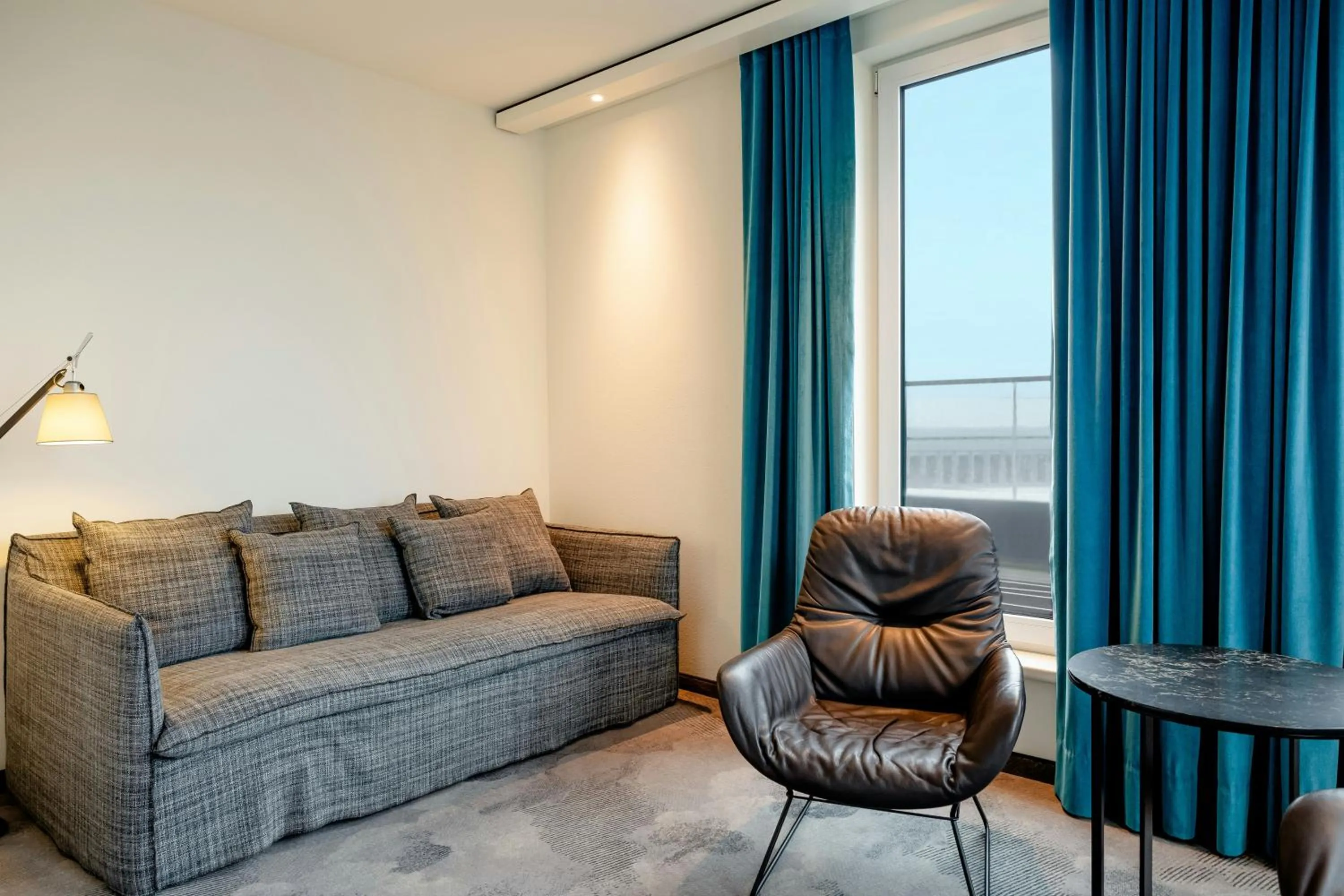 Photo of the whole room in Motel One Berlin-Hauptbahnhof
