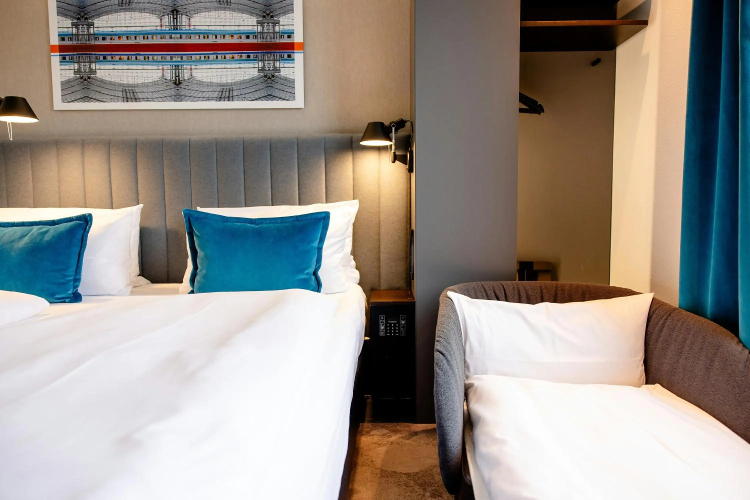 Photo of the whole room, Bed in Motel One Berlin-Hauptbahnhof