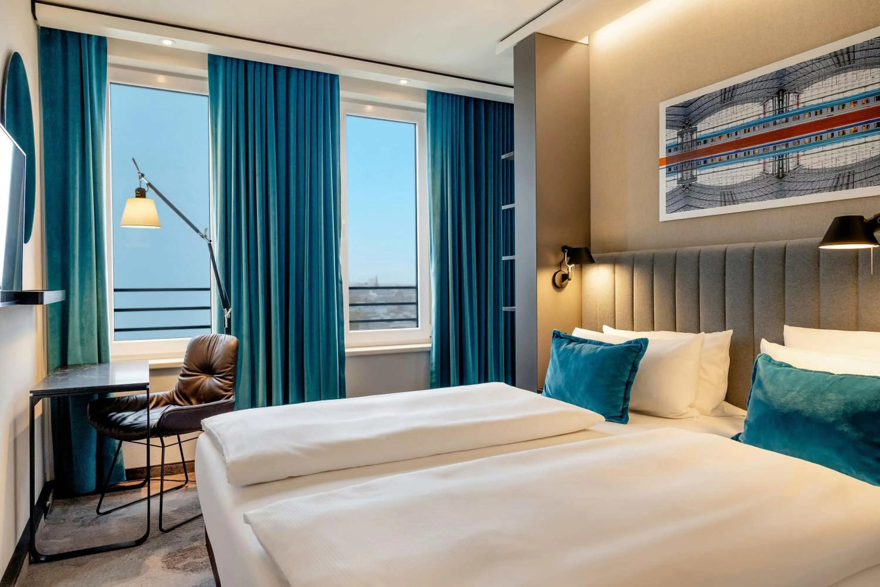 Photo of the whole room, Bed in Motel One Berlin-Hauptbahnhof