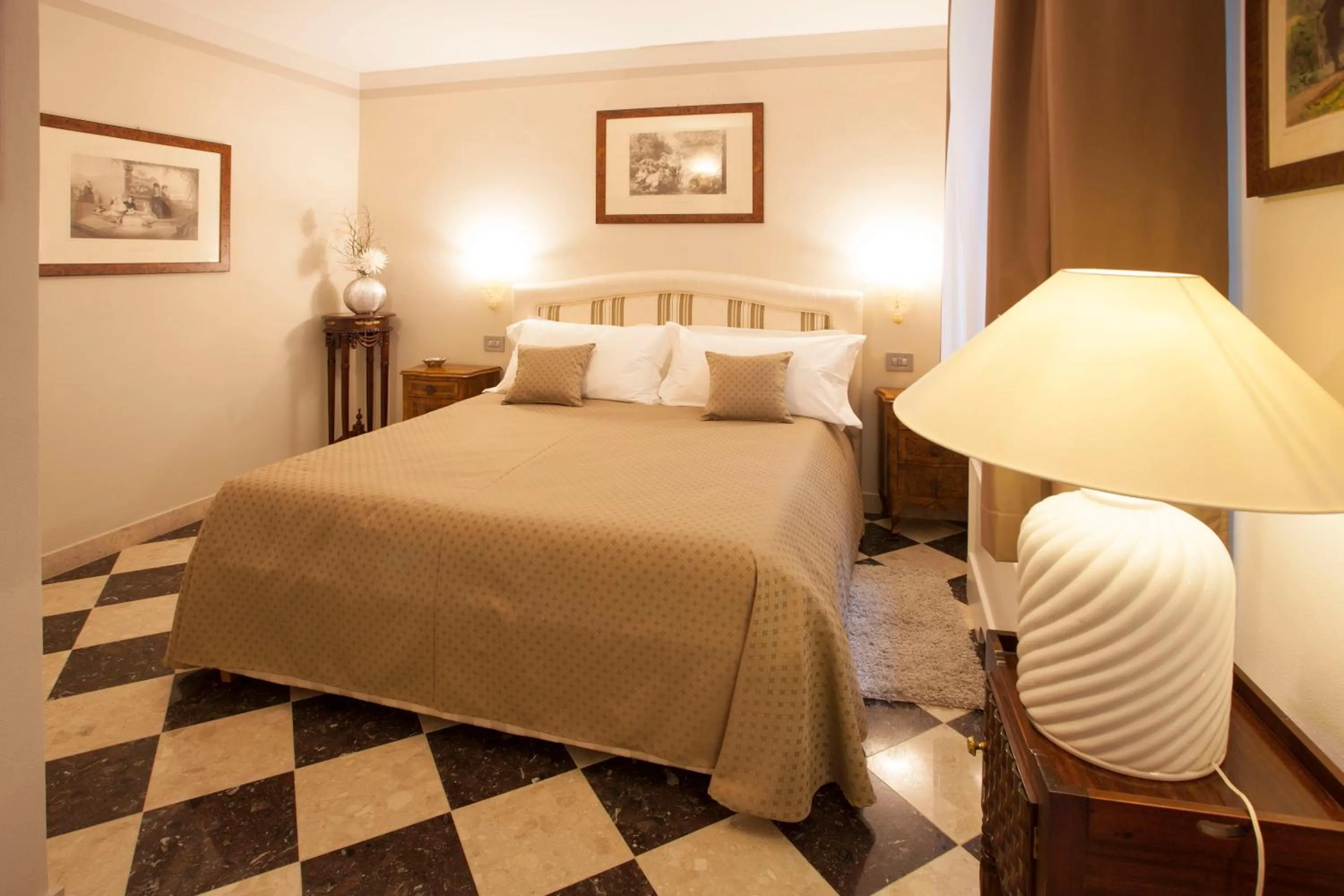 Property building, Bed in Martins Residence de Luxe