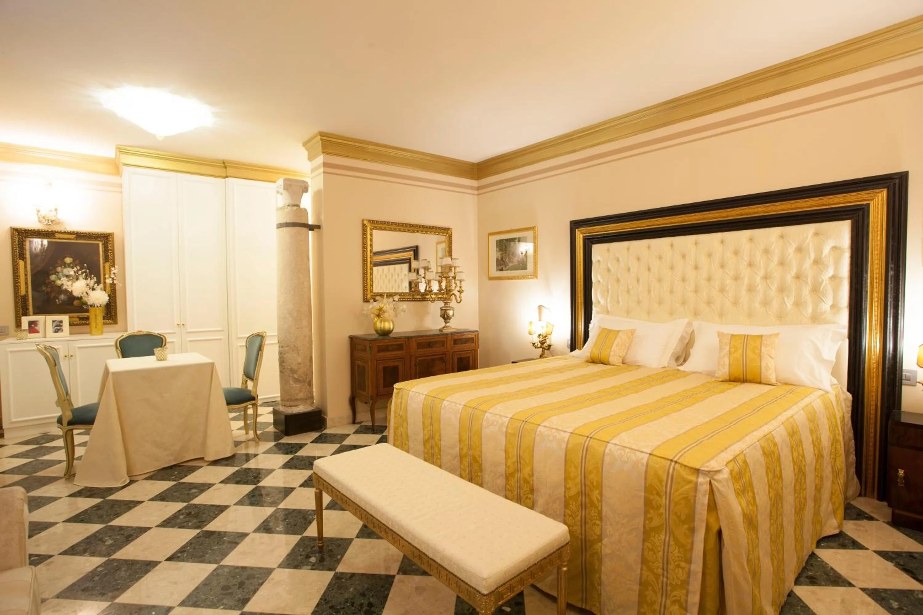 Property building, Bed in Martins Residence de Luxe