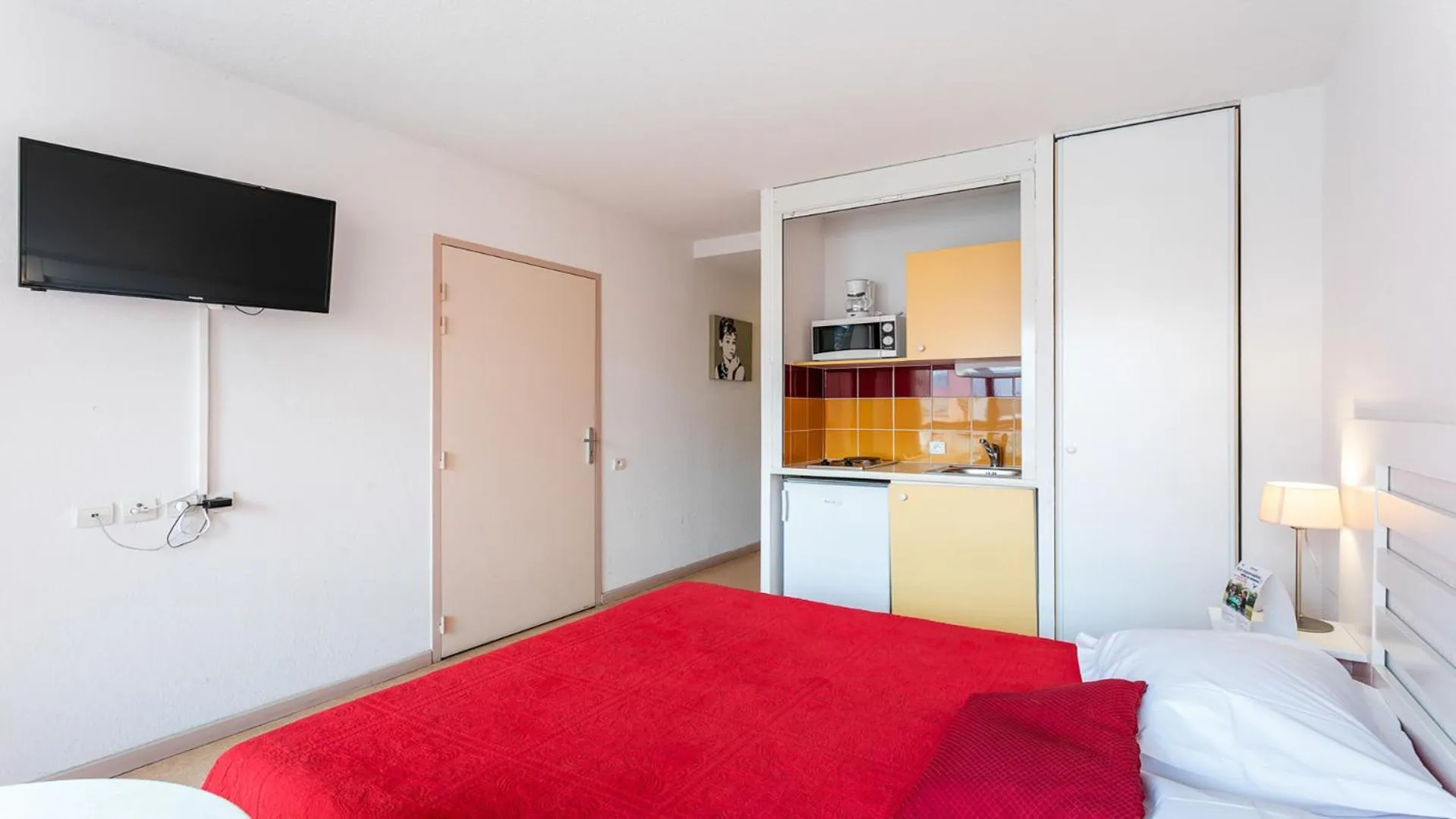 Kitchen or kitchenette, Bed in Vacancéole - Résidence Le Saint Clair