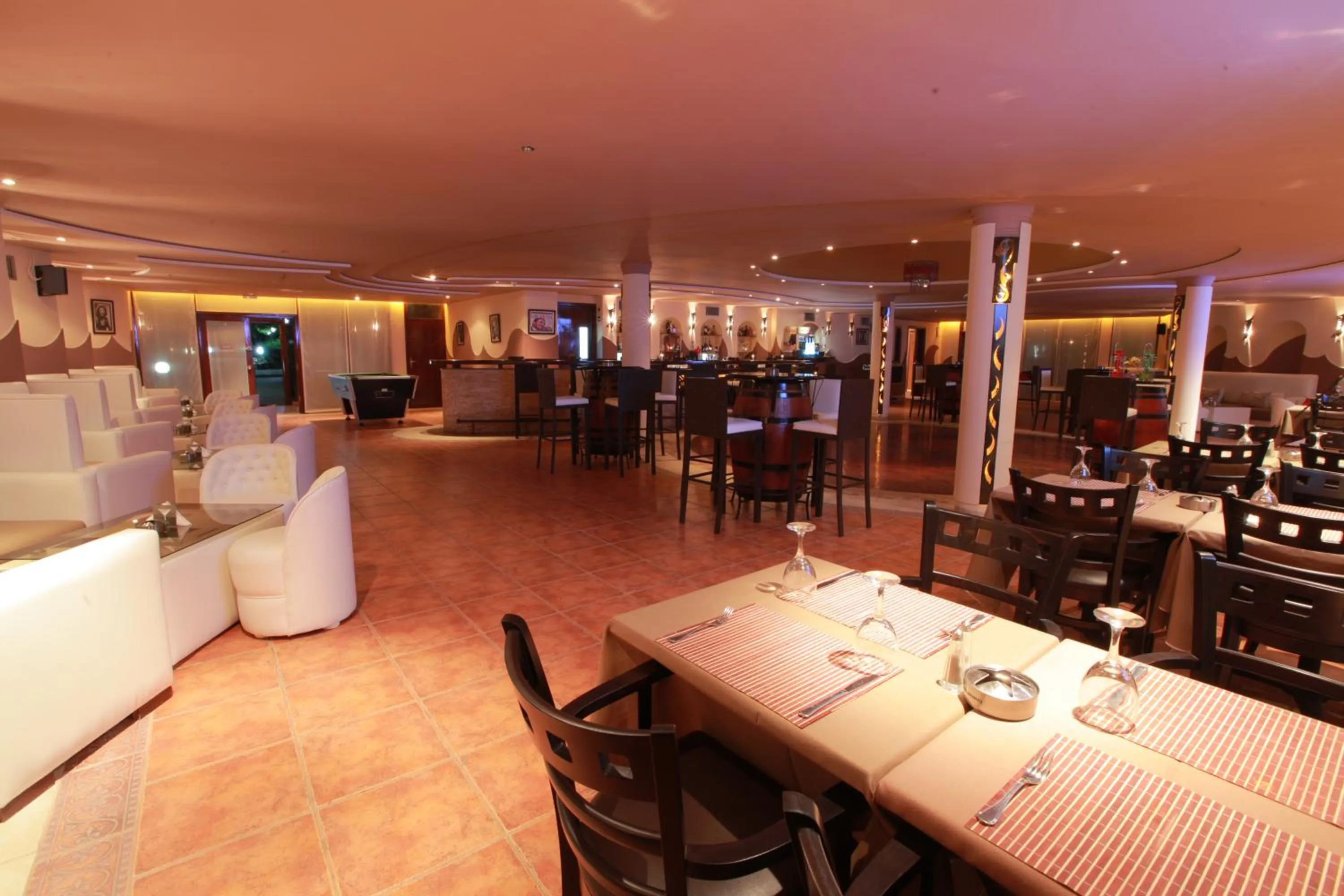 Restaurant/places to eat in Hotel Transatlantique