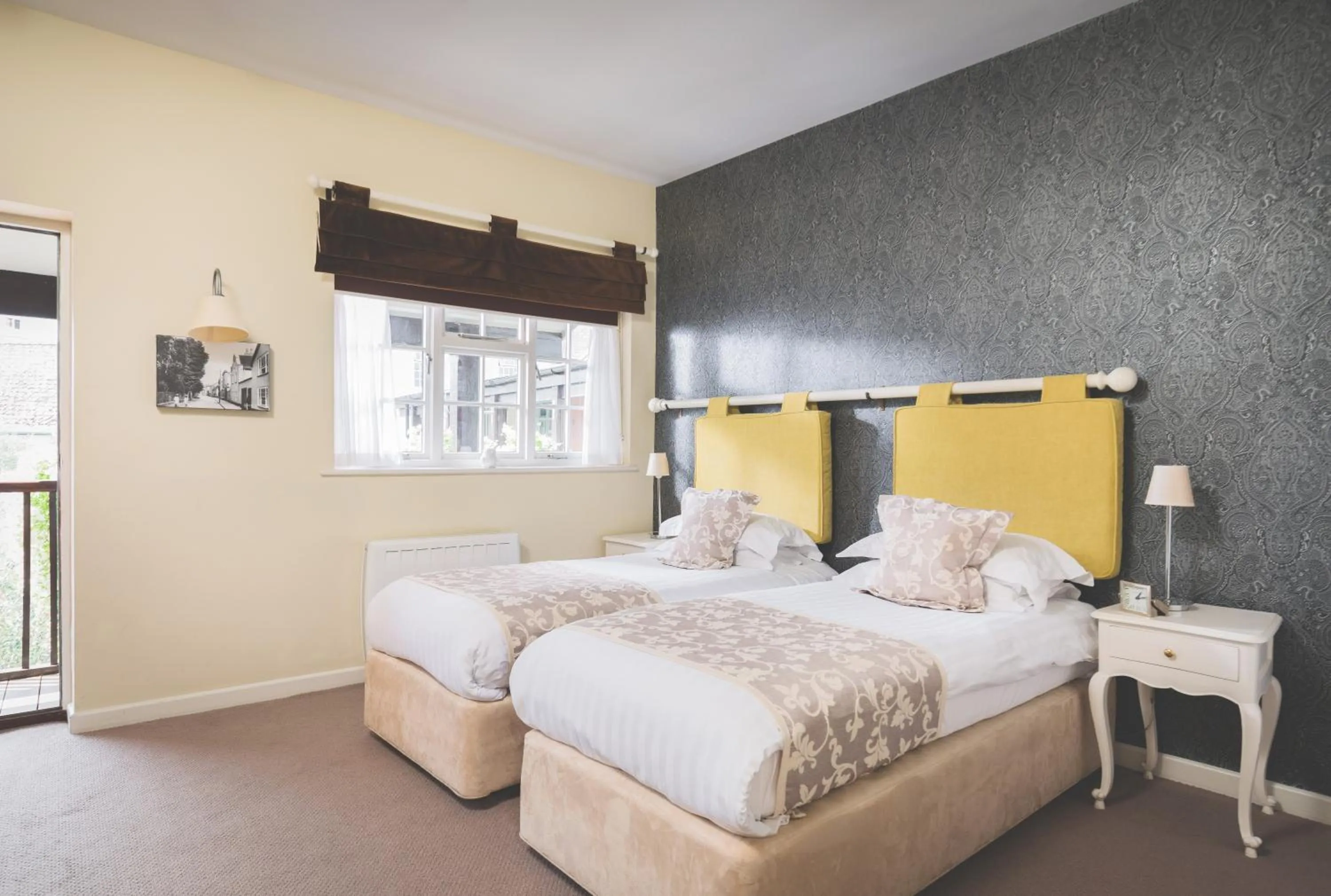 Day, Bed in The Globe