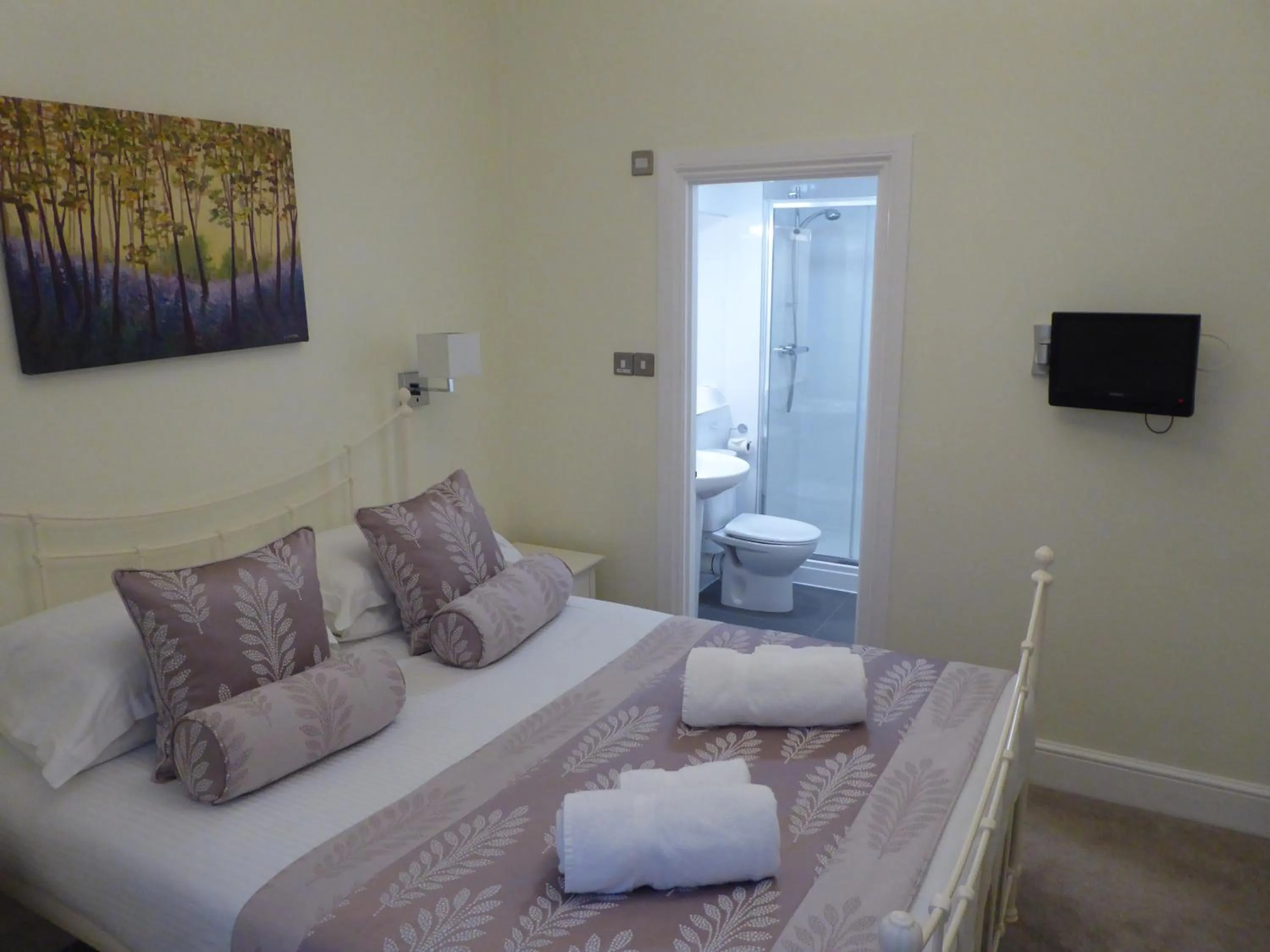 Shower, Bed in The Osborne Apartments