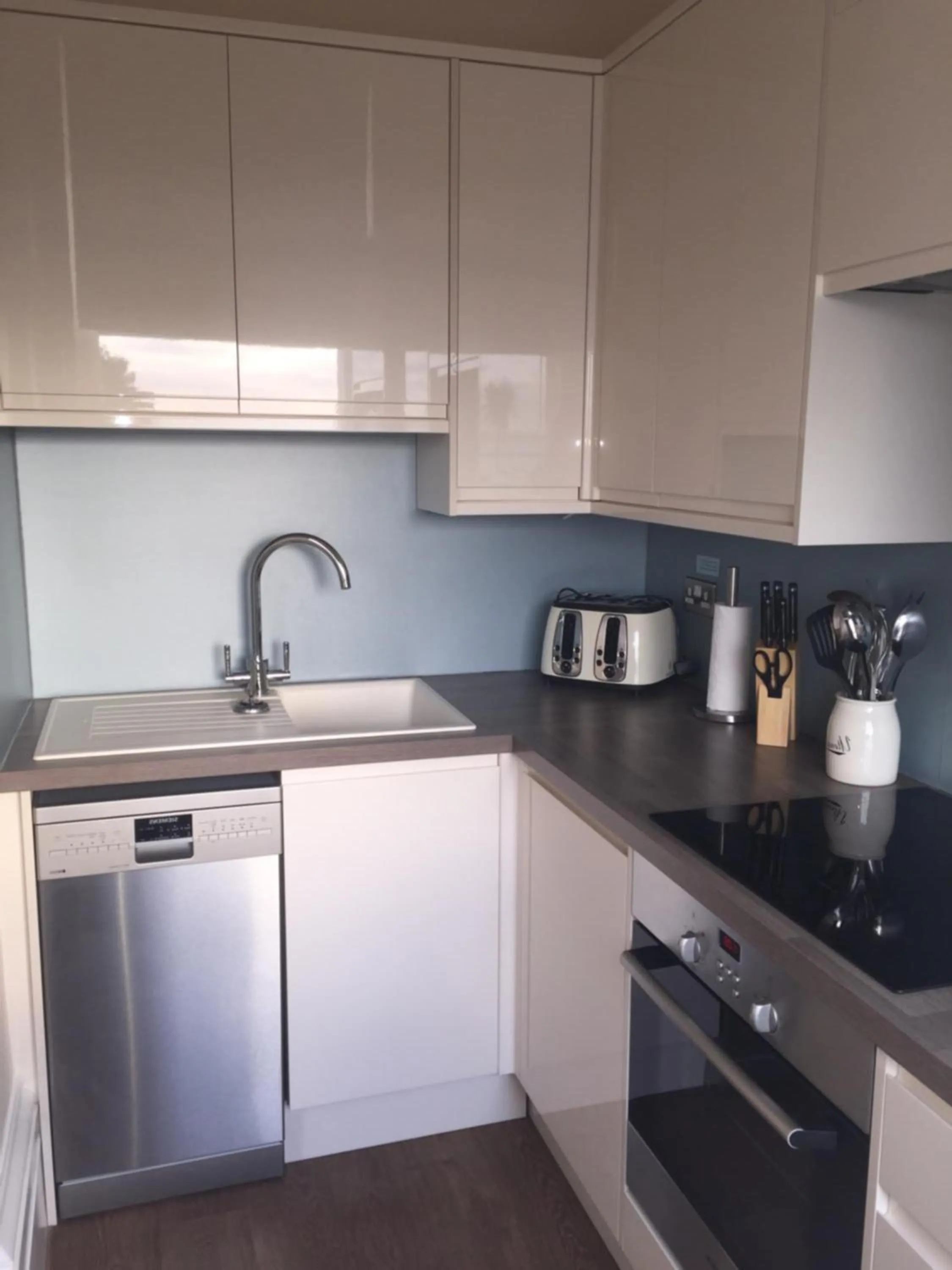 Kitchen or kitchenette in The Osborne Apartments