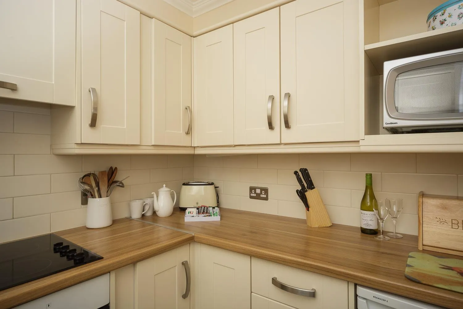 Kitchen or kitchenette in The Osborne Apartments