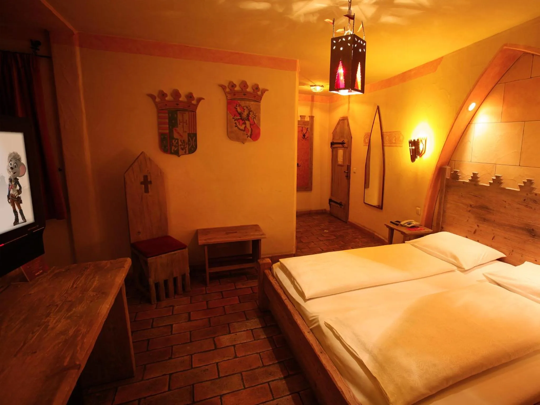 Photo of the whole room, Bed in 4-Sterne Burghotel Castillo Alcazar, Europa-Park Erlebnis-Resort
