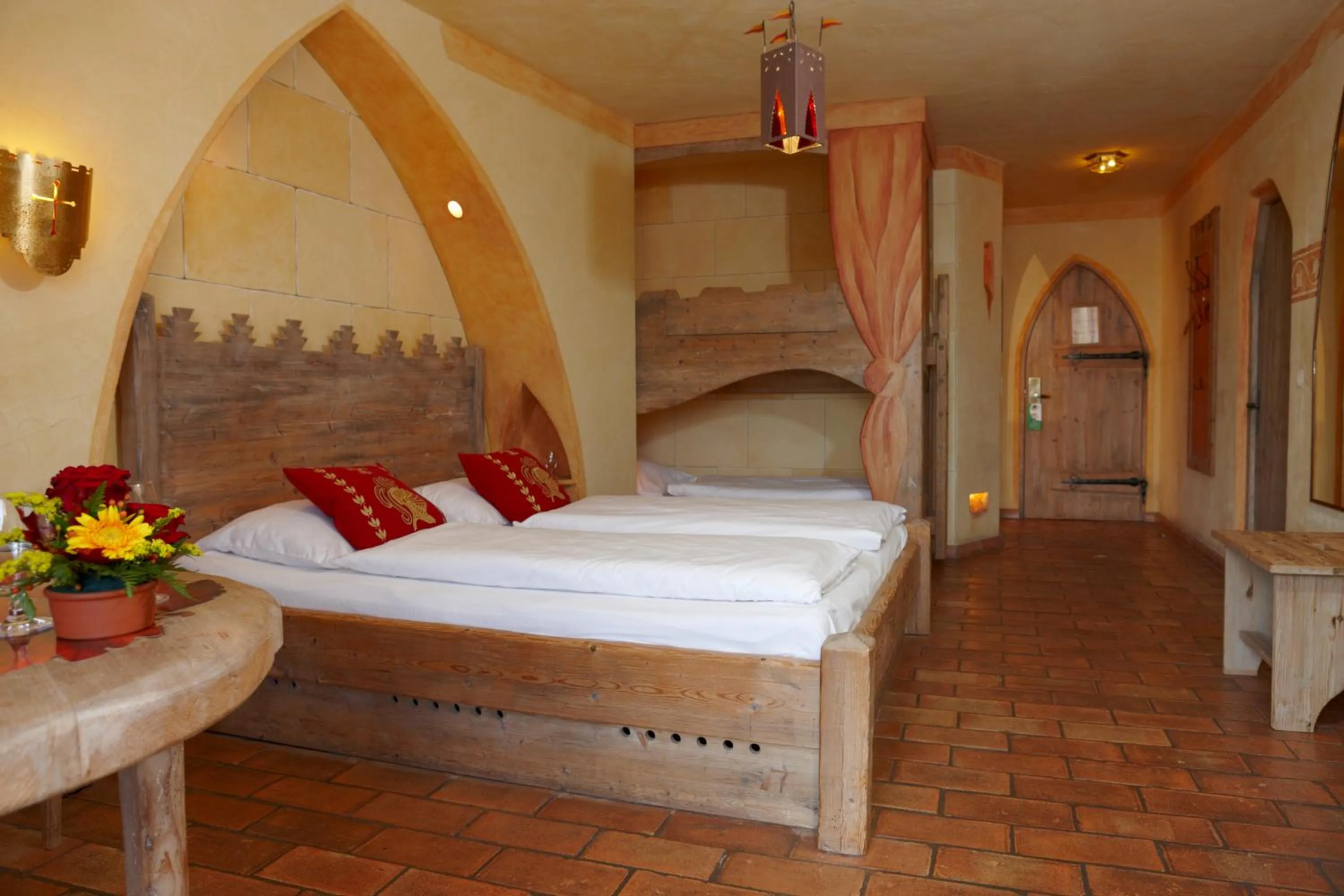 Bedroom, Bed in 4-Sterne Burghotel Castillo Alcazar, Europa-Park Erlebnis-Resort