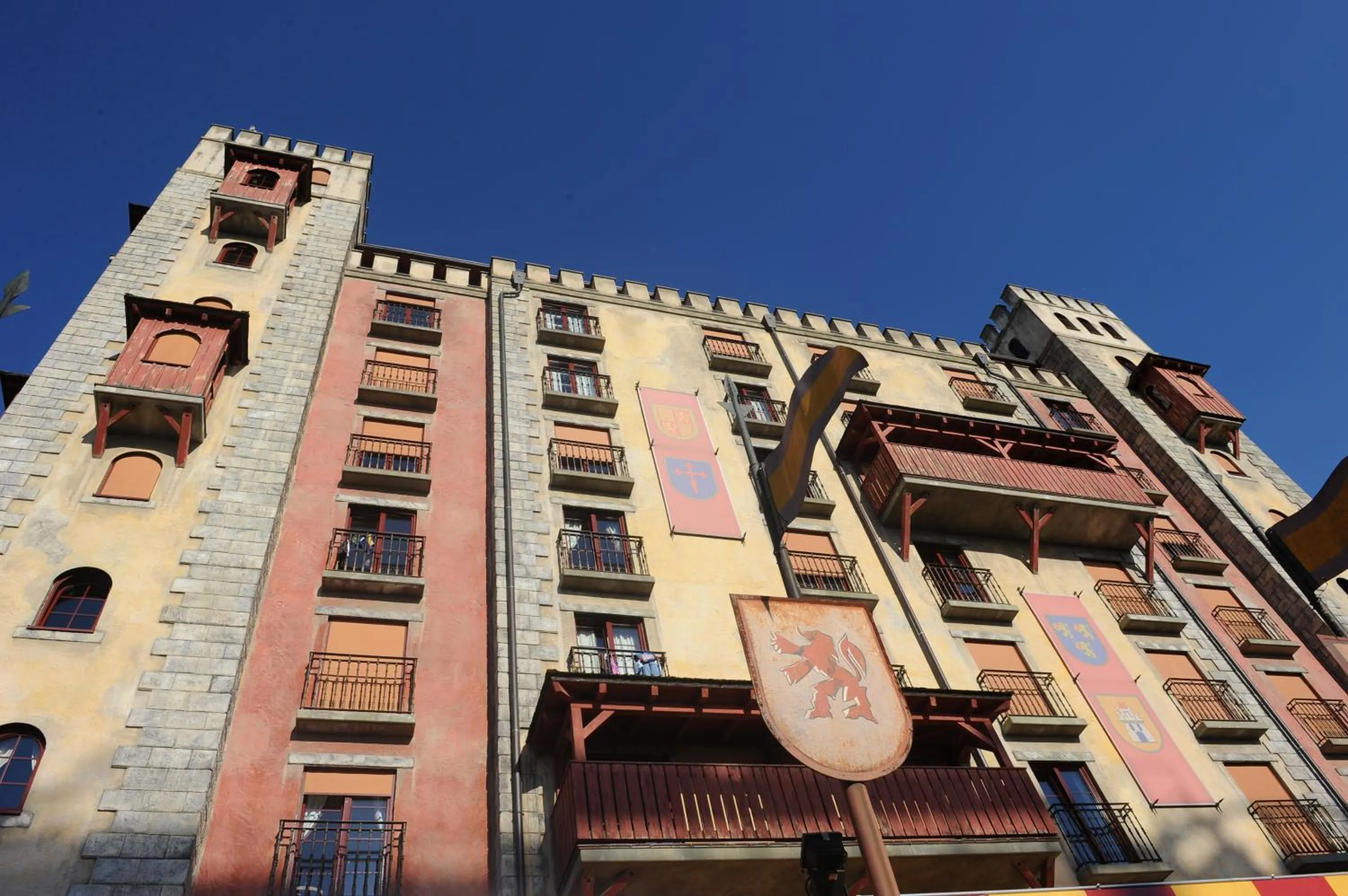 Property building in 4-Sterne Burghotel Castillo Alcazar, Europa-Park Erlebnis-Resort