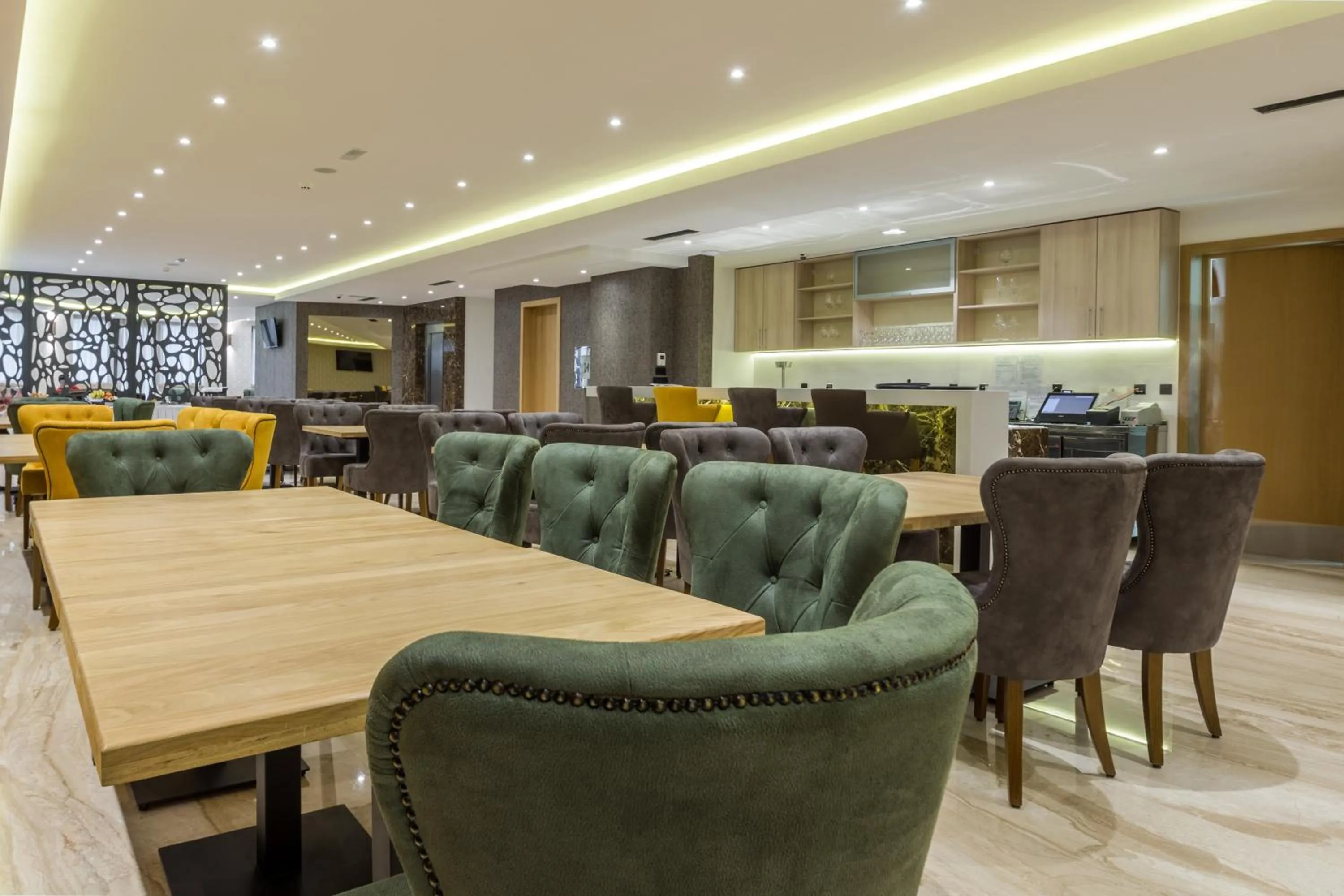 Restaurant/places to eat in Abba Hotel