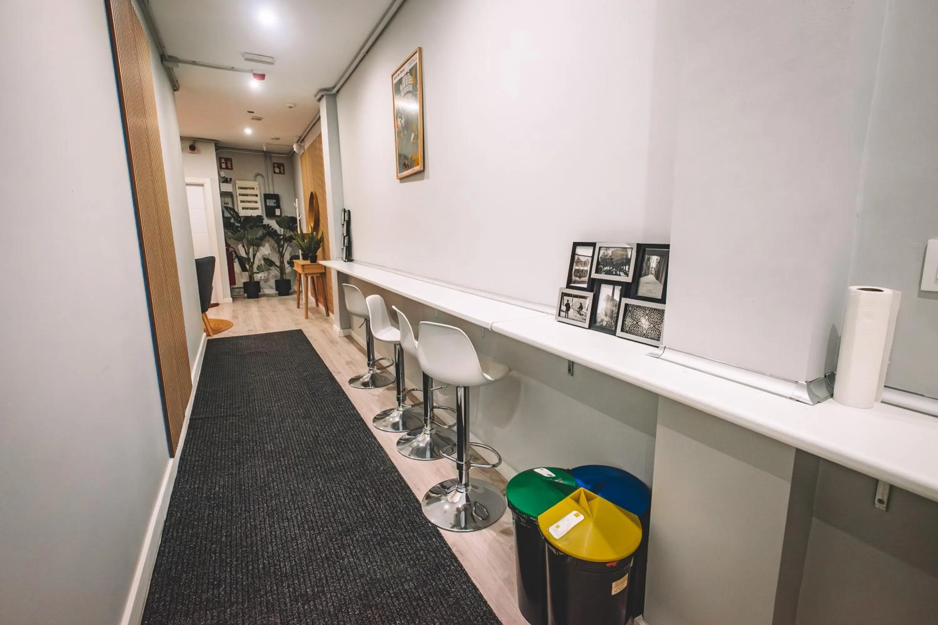 Communal kitchen in Fira Rooms Barcelona Hospitalet