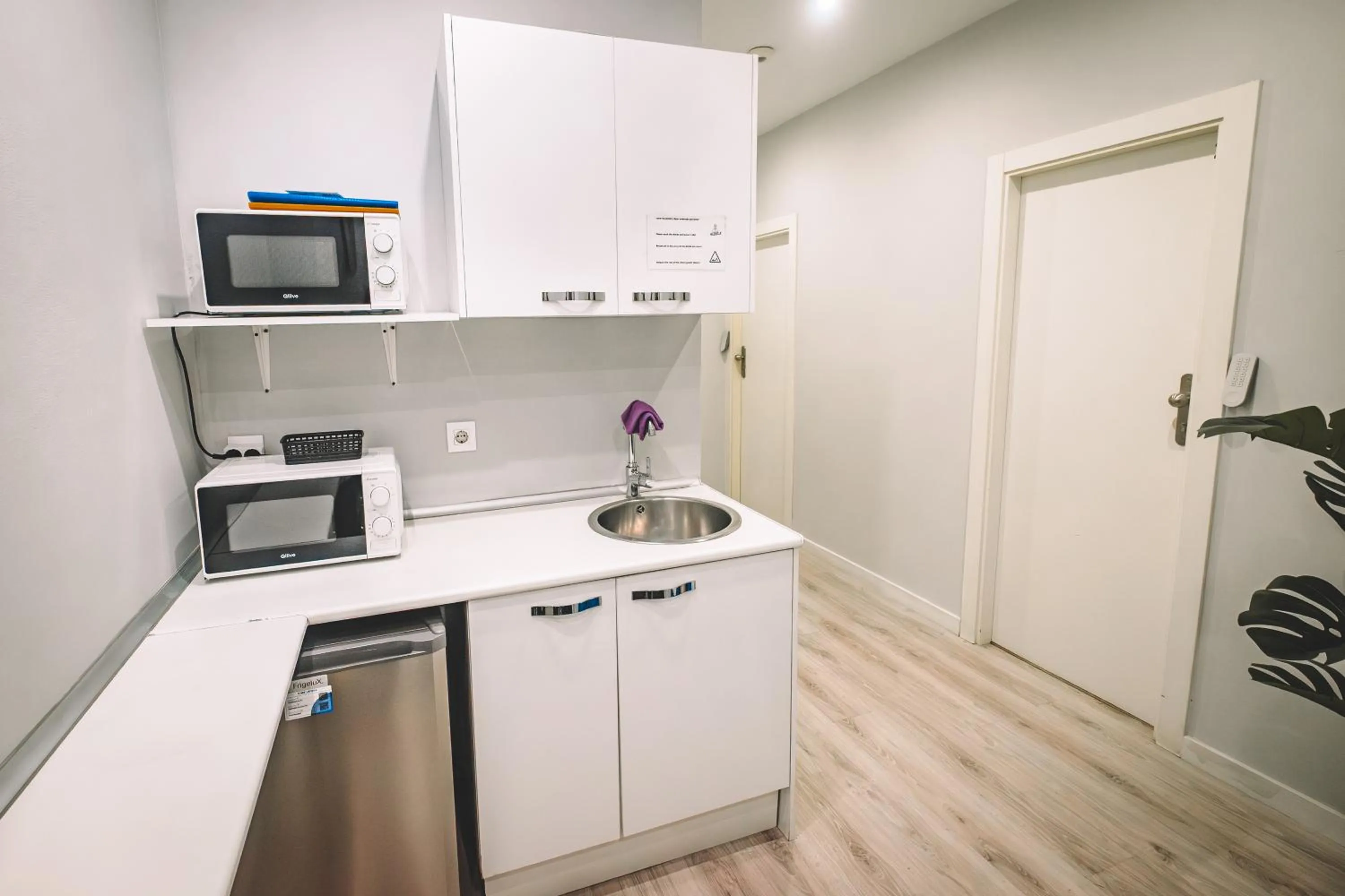 Communal kitchen in Fira Rooms Barcelona Hospitalet