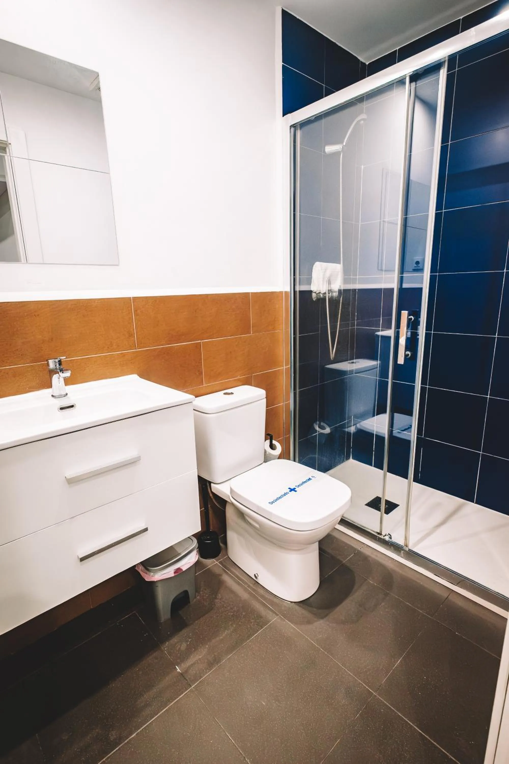 Shower in Fira Rooms Barcelona Hospitalet