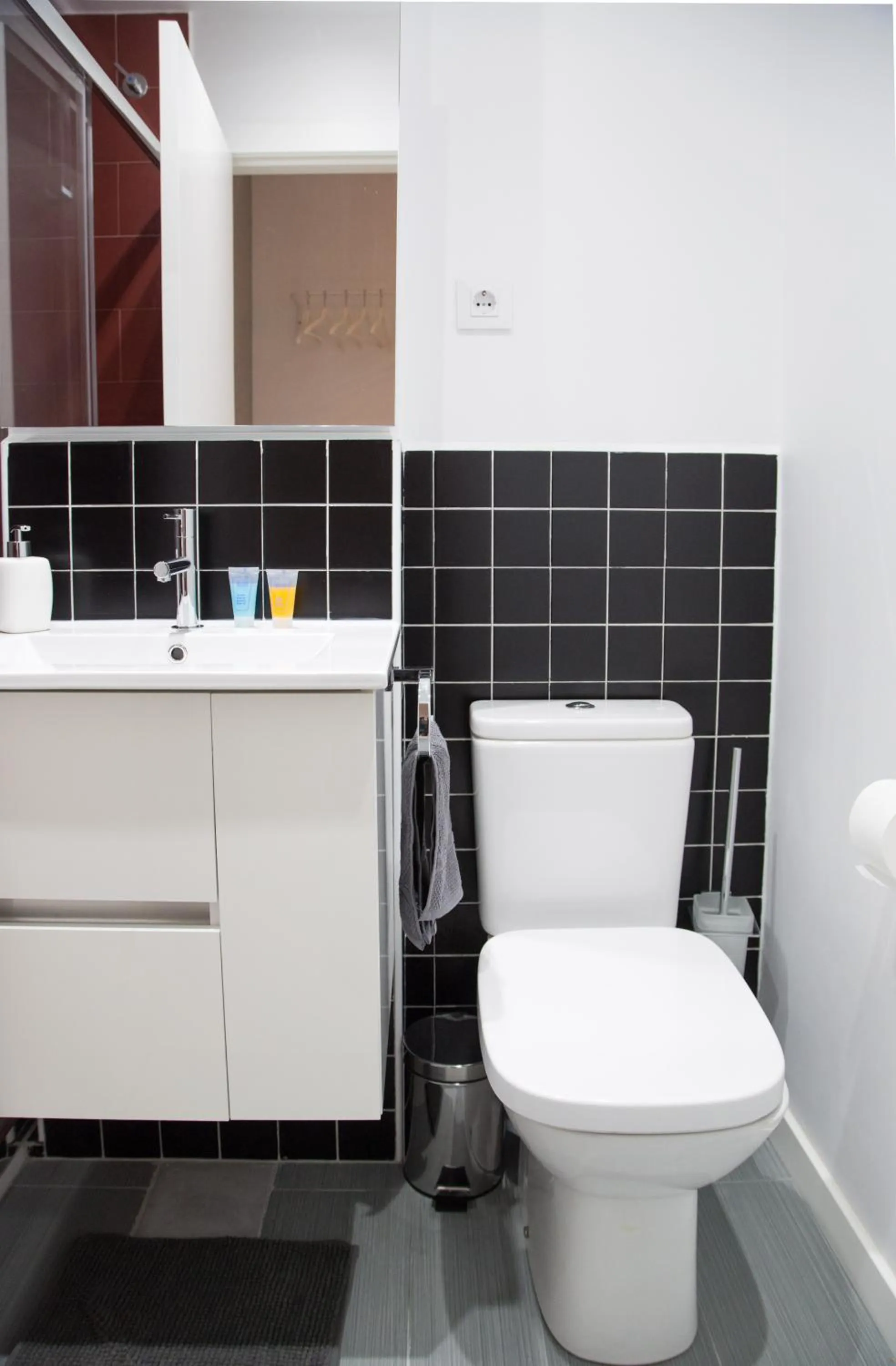 Toilet in Fira Basic