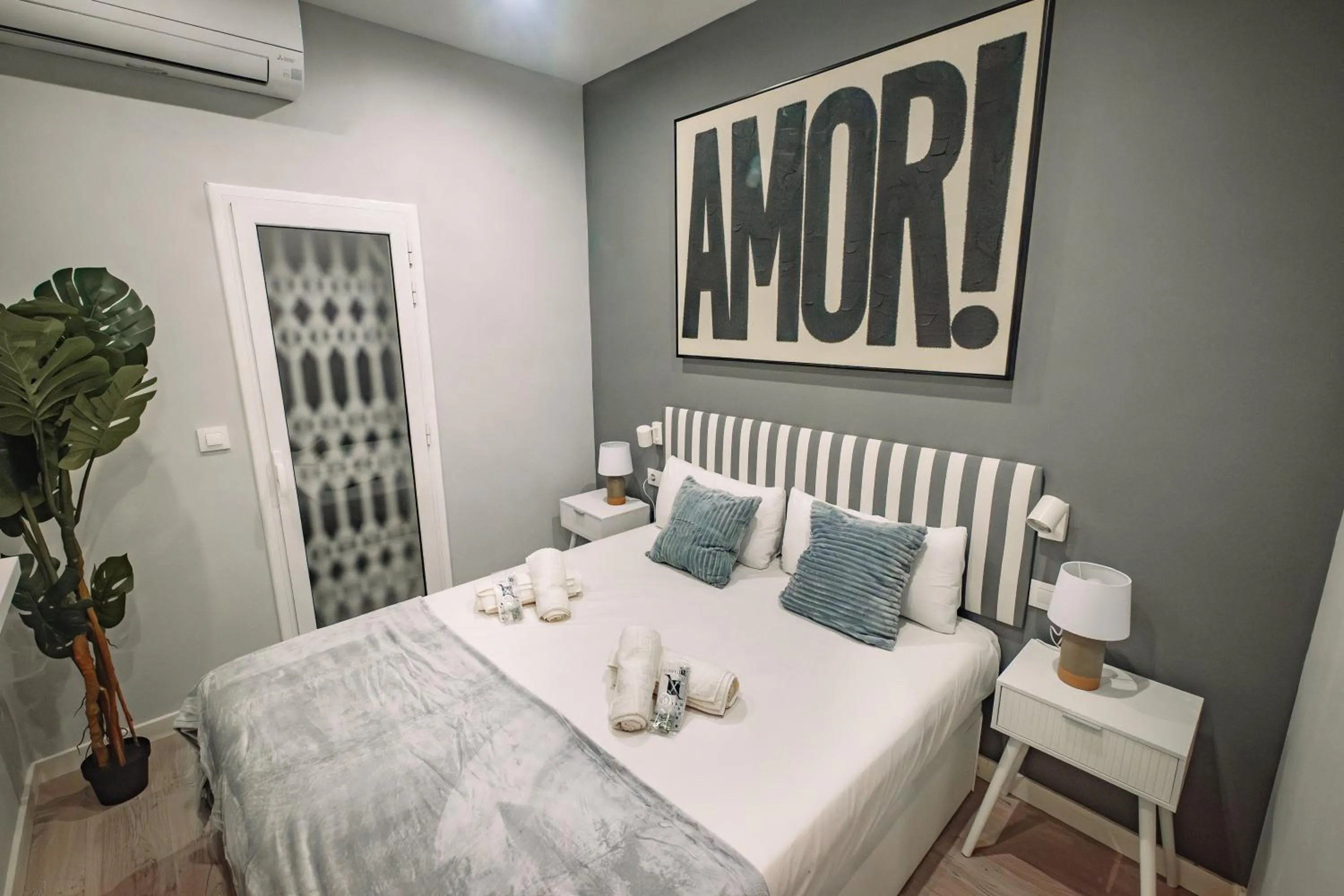 Bed in Fira Rooms Barcelona Hospitalet