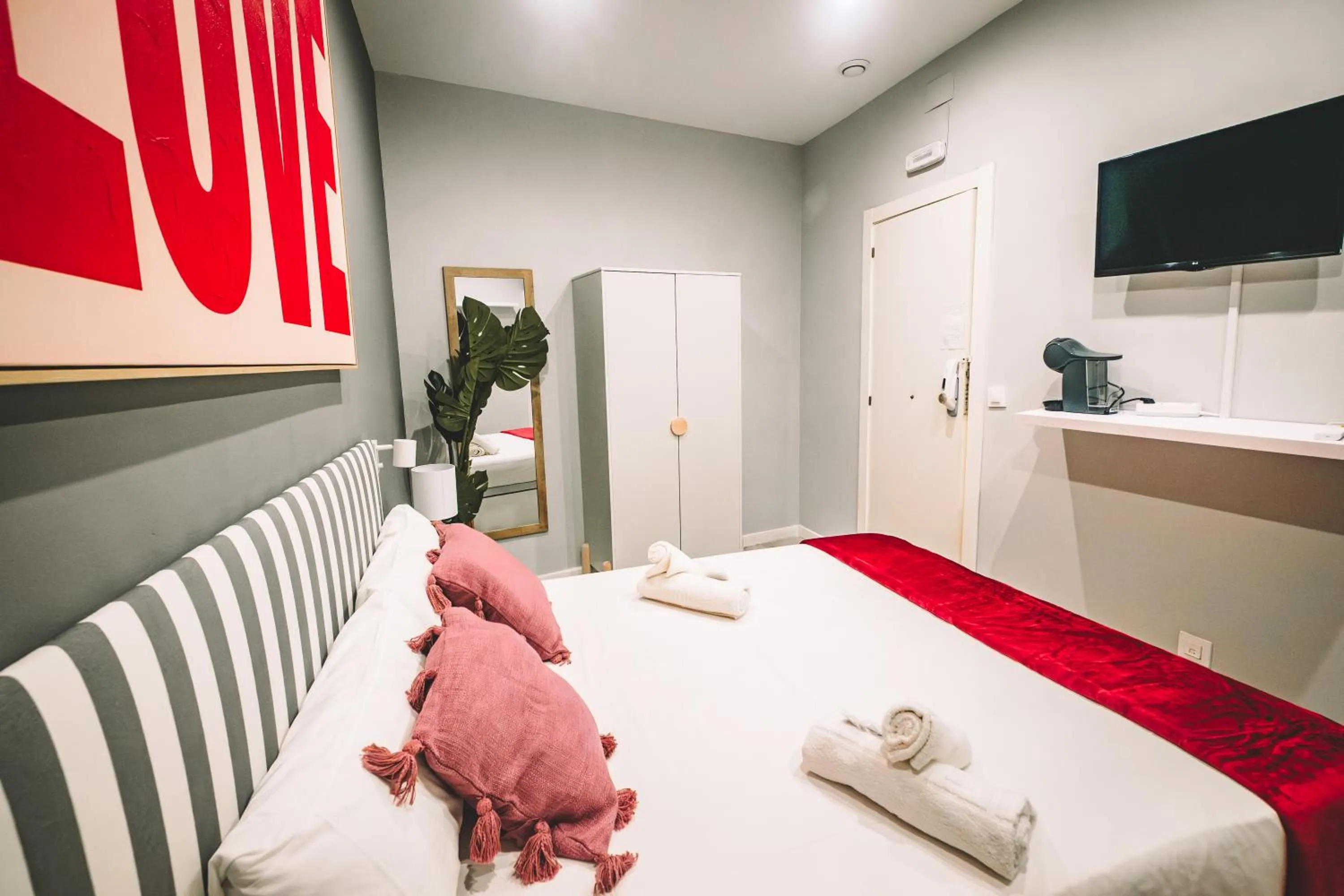 Photo of the whole room, Bed in Fira Rooms Barcelona Hospitalet