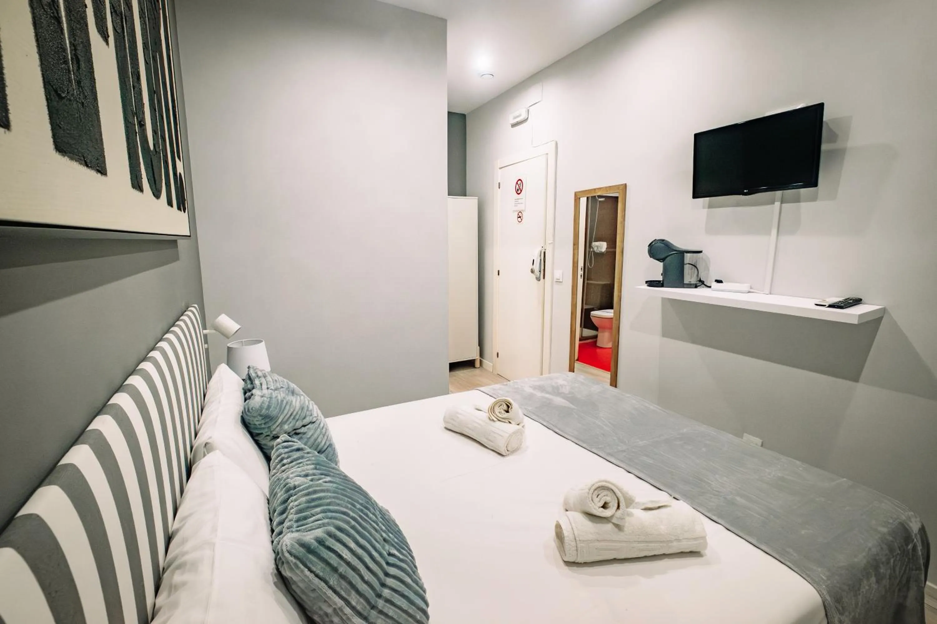 Bed in Fira Rooms Barcelona Hospitalet