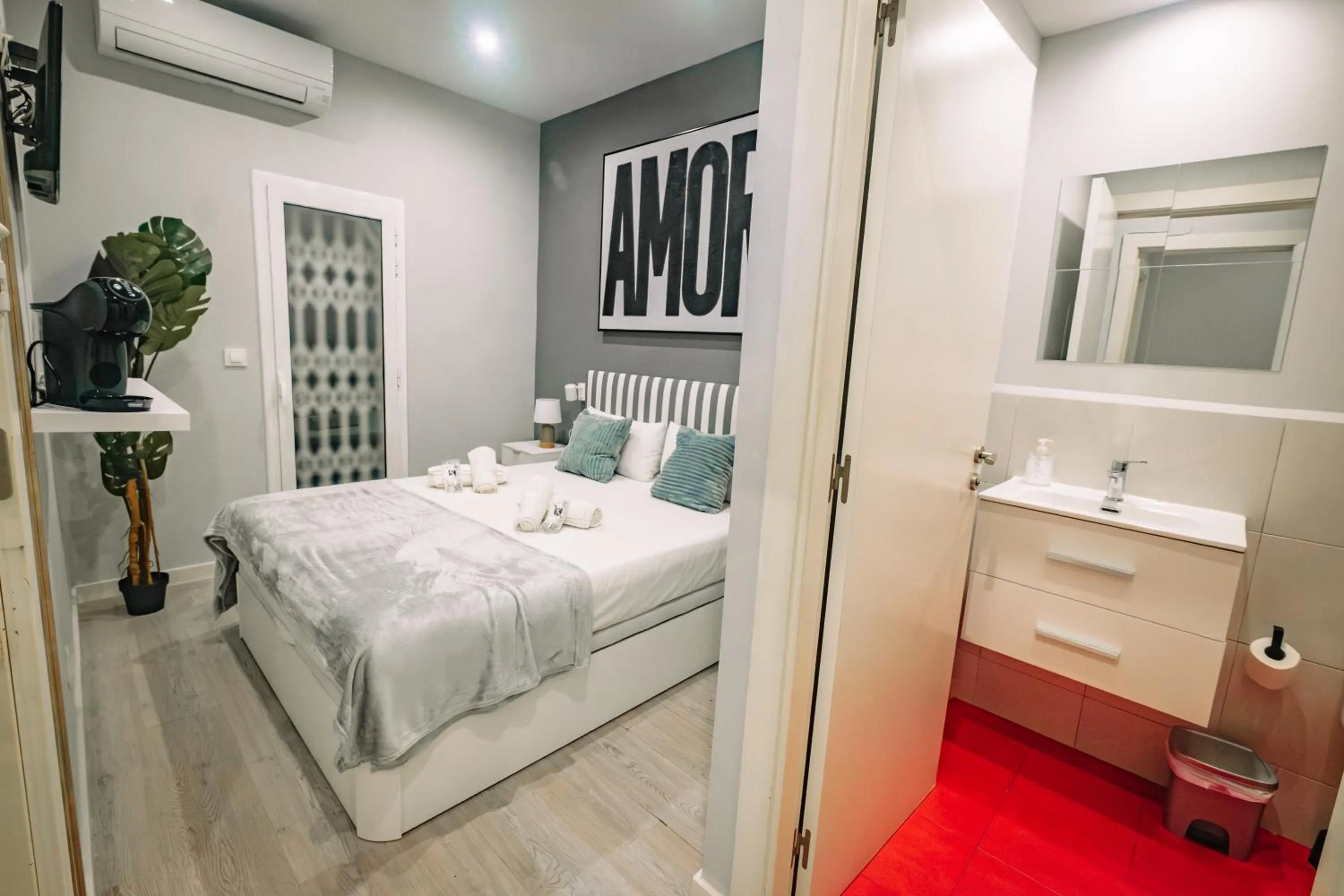 Bed in Fira Rooms Barcelona Hospitalet