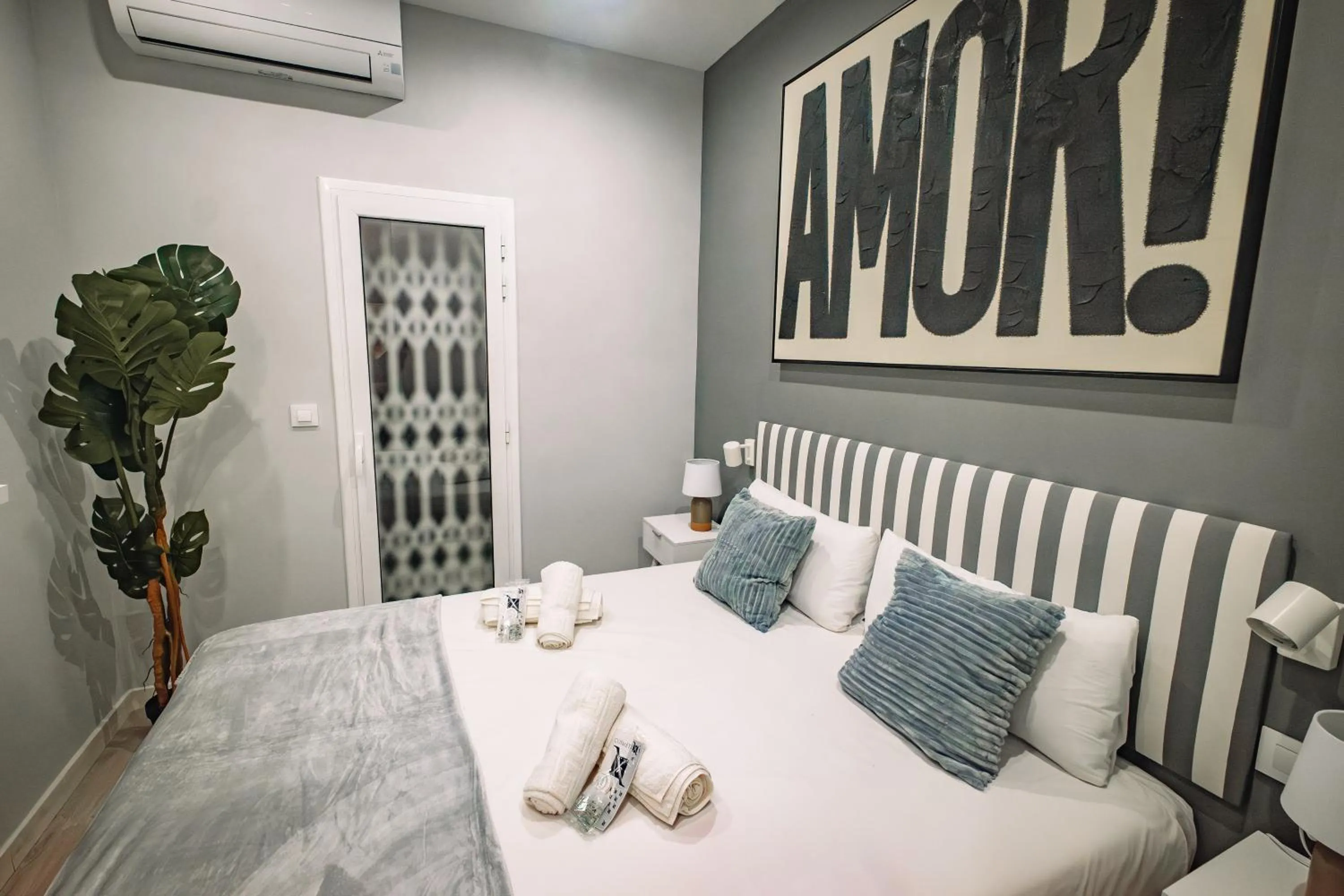 Bed in Fira Rooms Barcelona Hospitalet