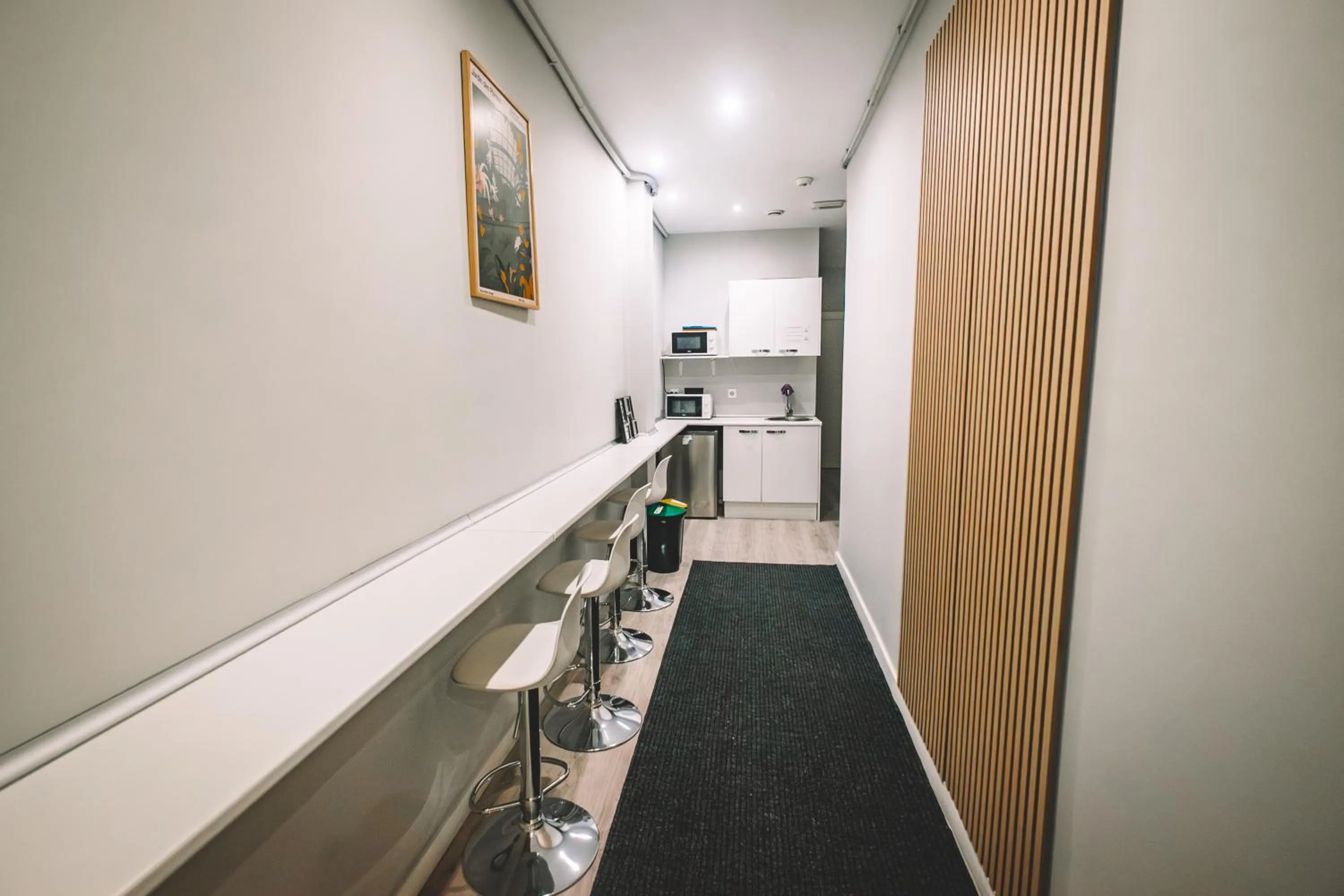 Communal kitchen in Fira Rooms Barcelona Hospitalet