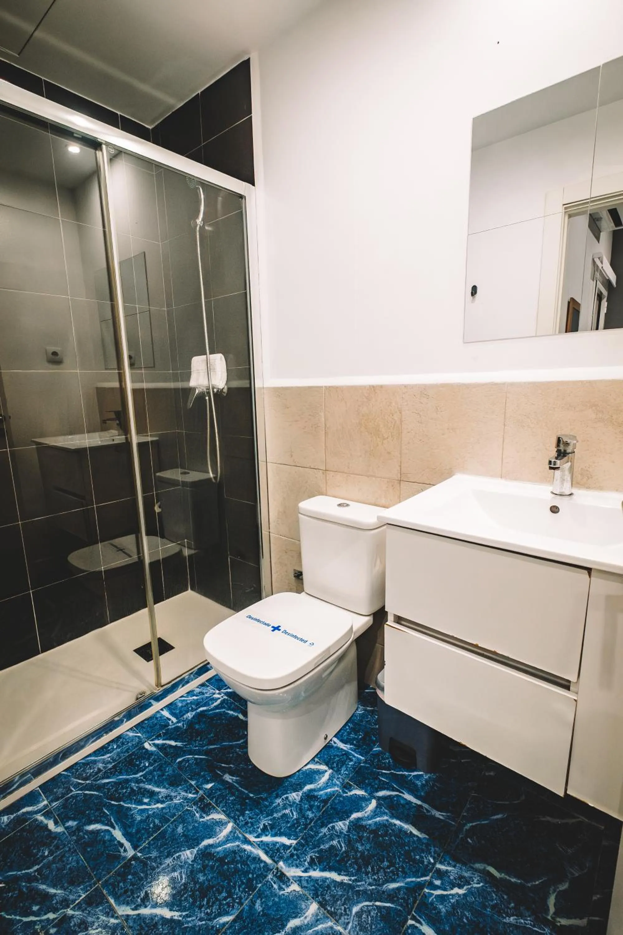 Shower in Fira Rooms Barcelona Hospitalet