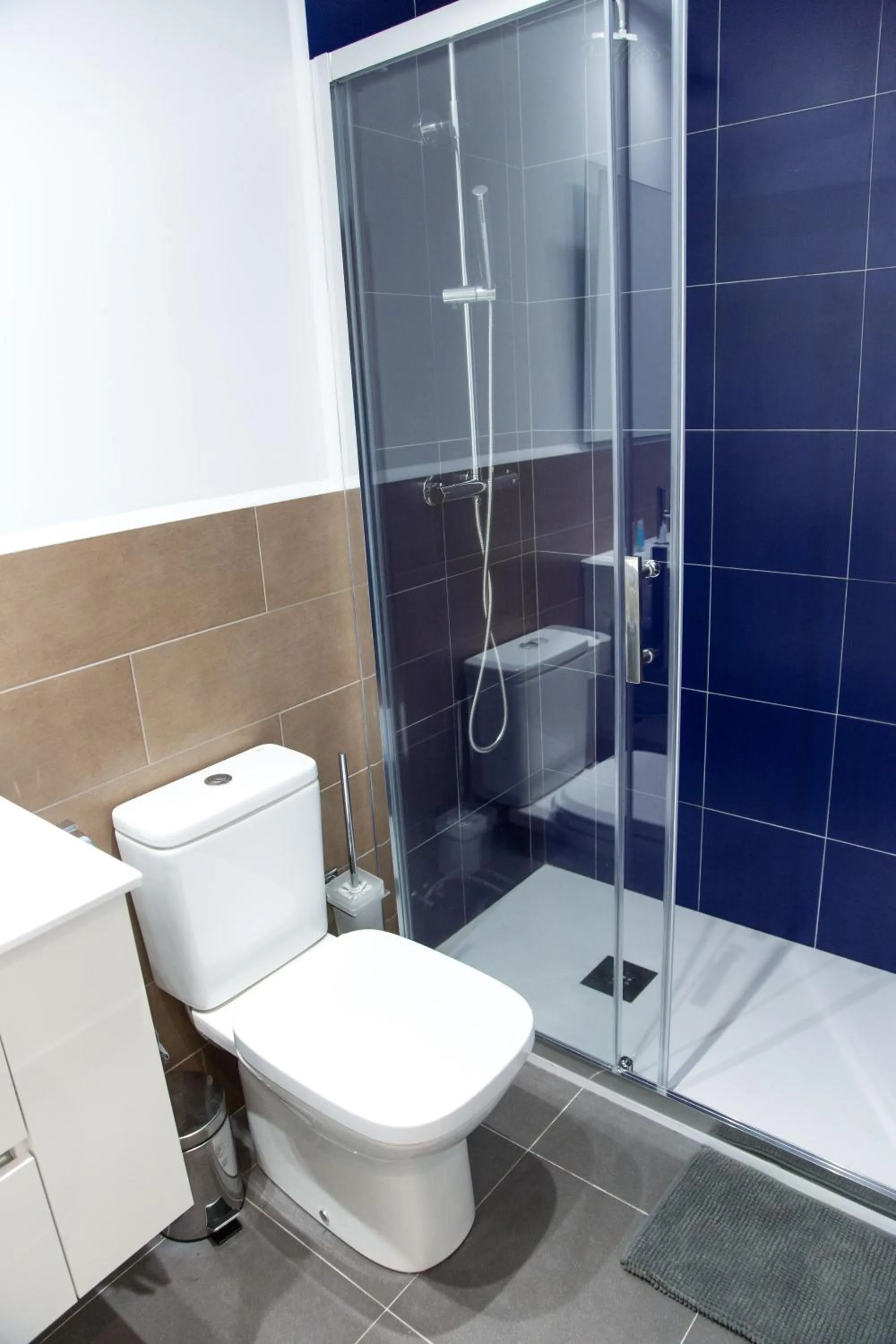 Toilet in Fira Basic