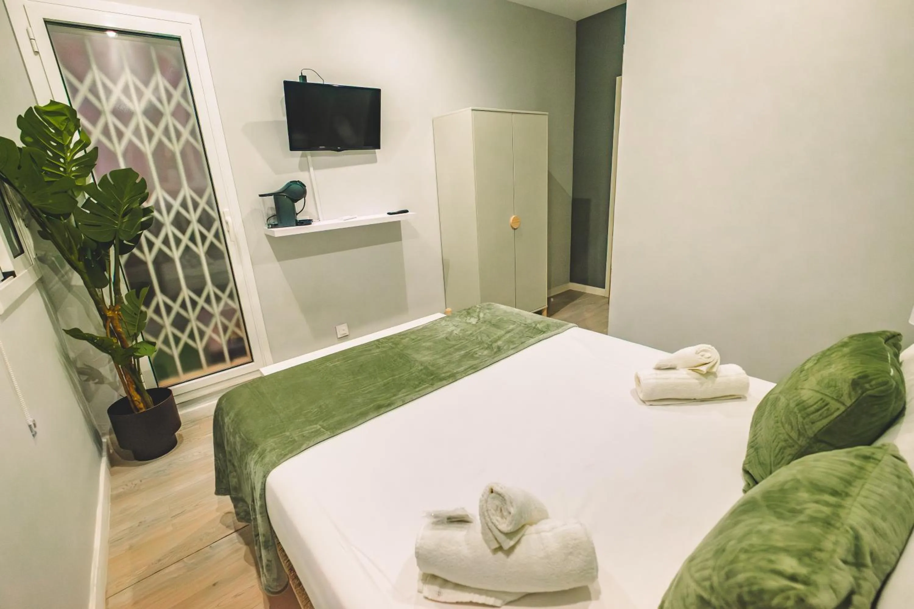 Bed in Fira Rooms Barcelona Hospitalet