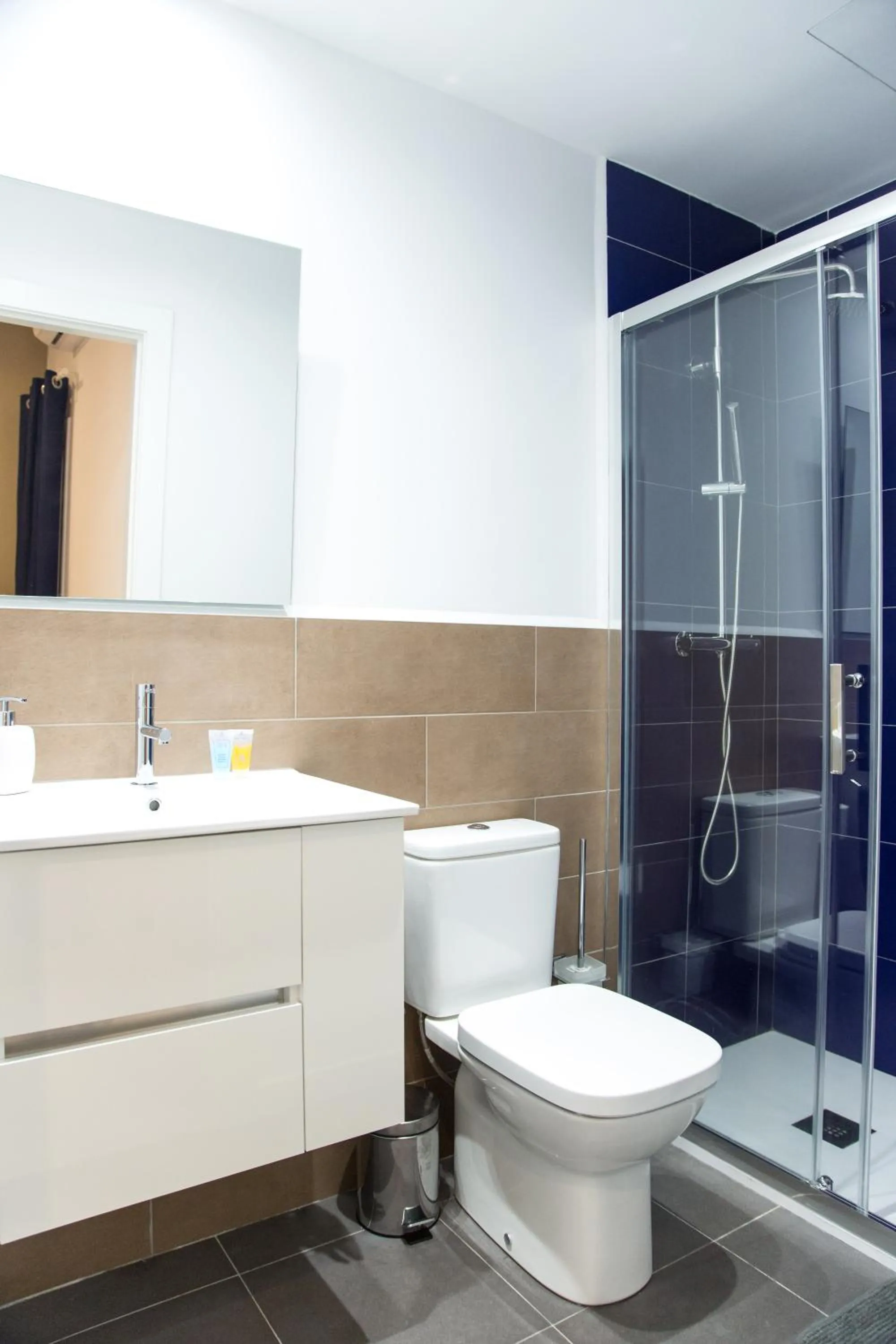 Toilet in Fira Basic