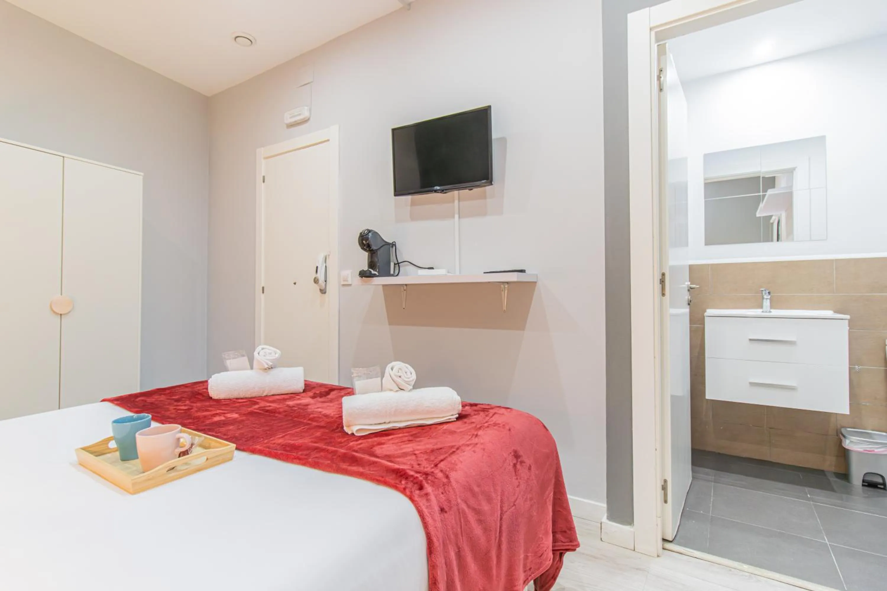 Bed in Fira Rooms Barcelona Hospitalet