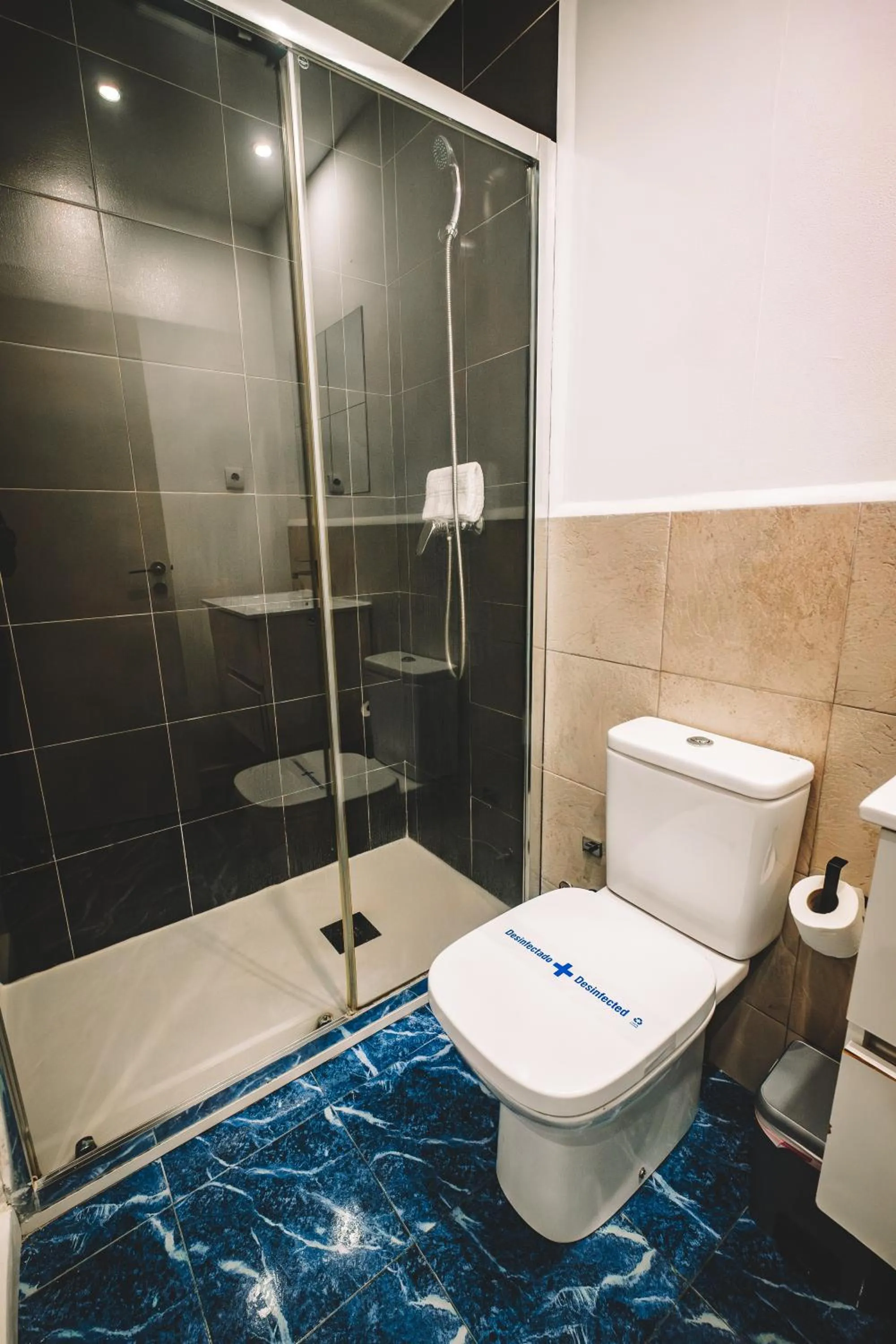 Shower in Fira Rooms Barcelona Hospitalet