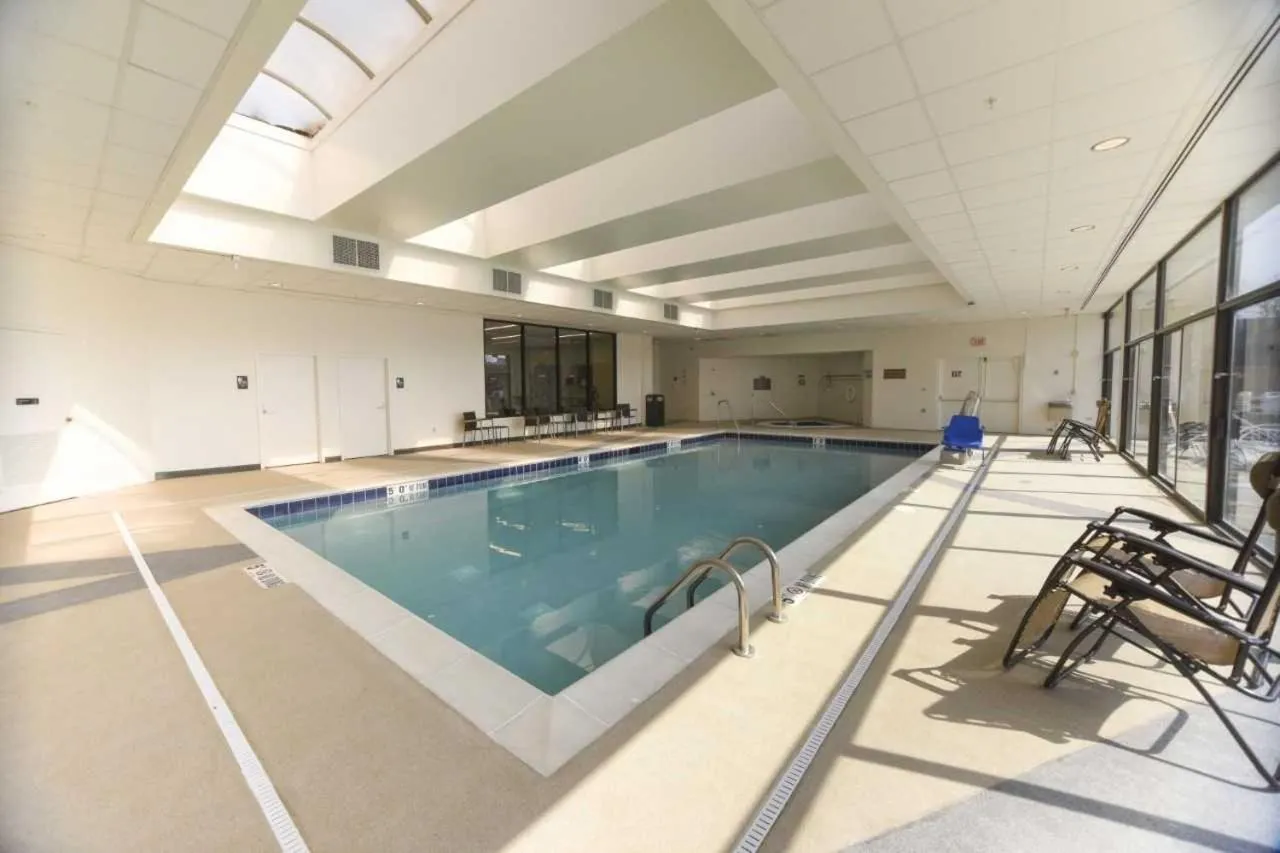 Swimming pool in Doubletree By Hilton Battle Creek