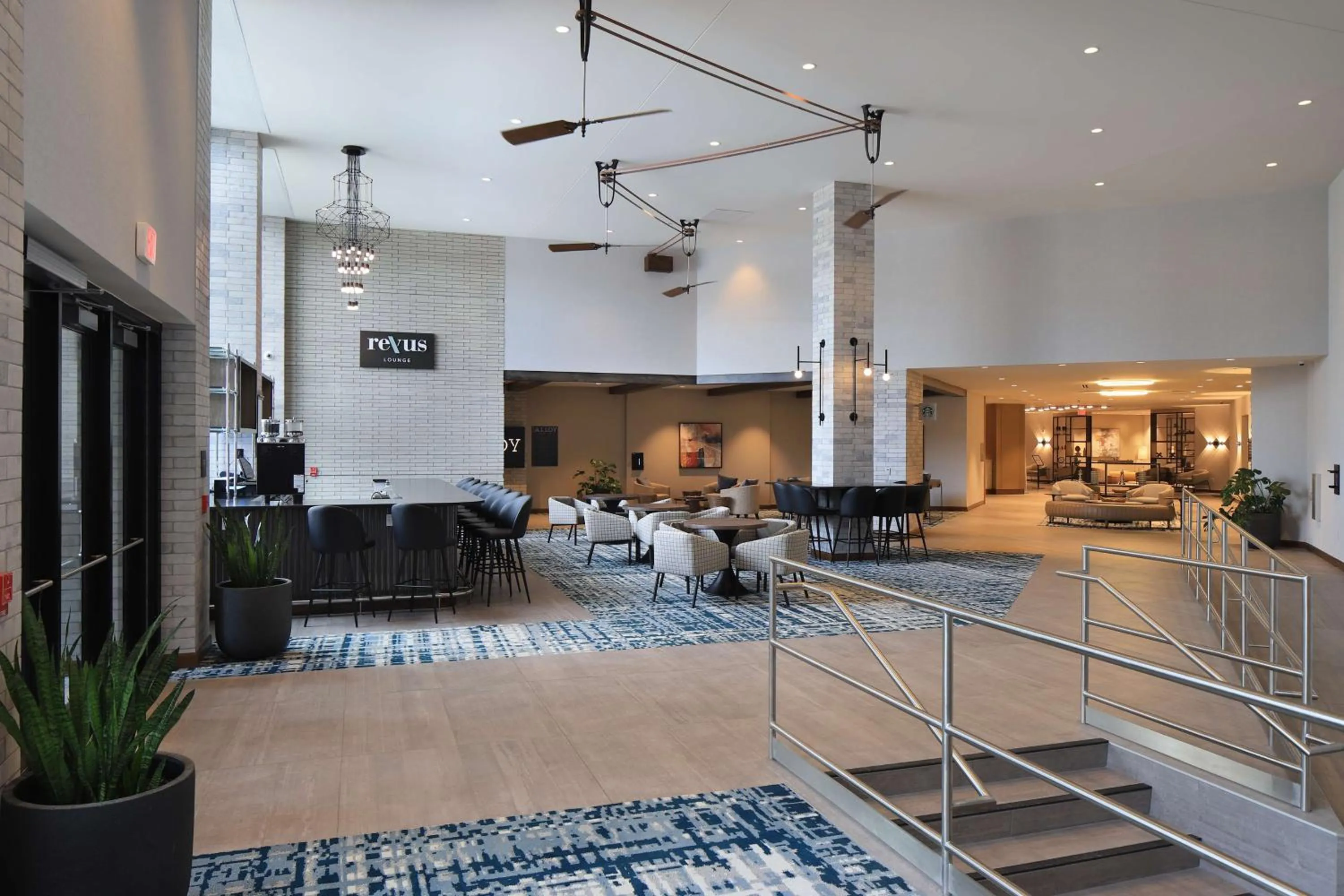 Lounge or bar in Doubletree By Hilton Battle Creek