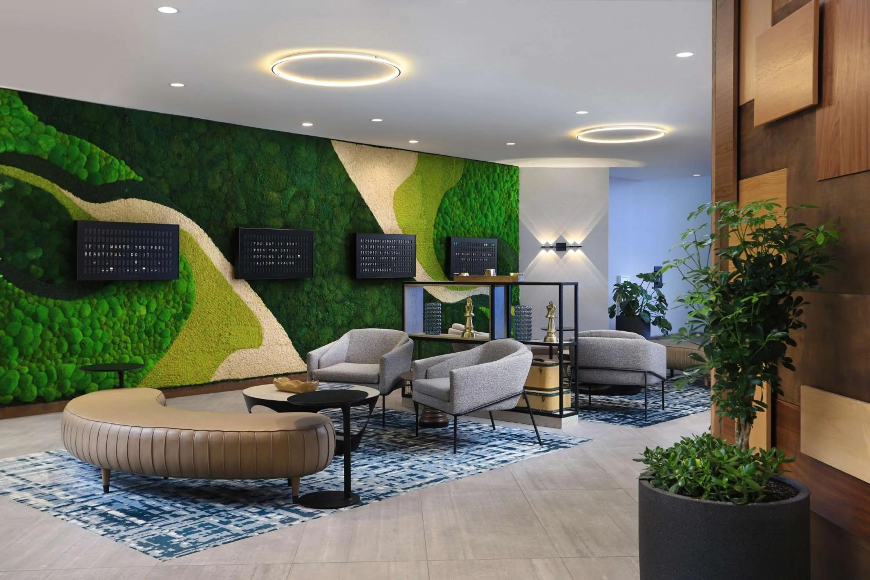 Lobby or reception in Doubletree By Hilton Battle Creek