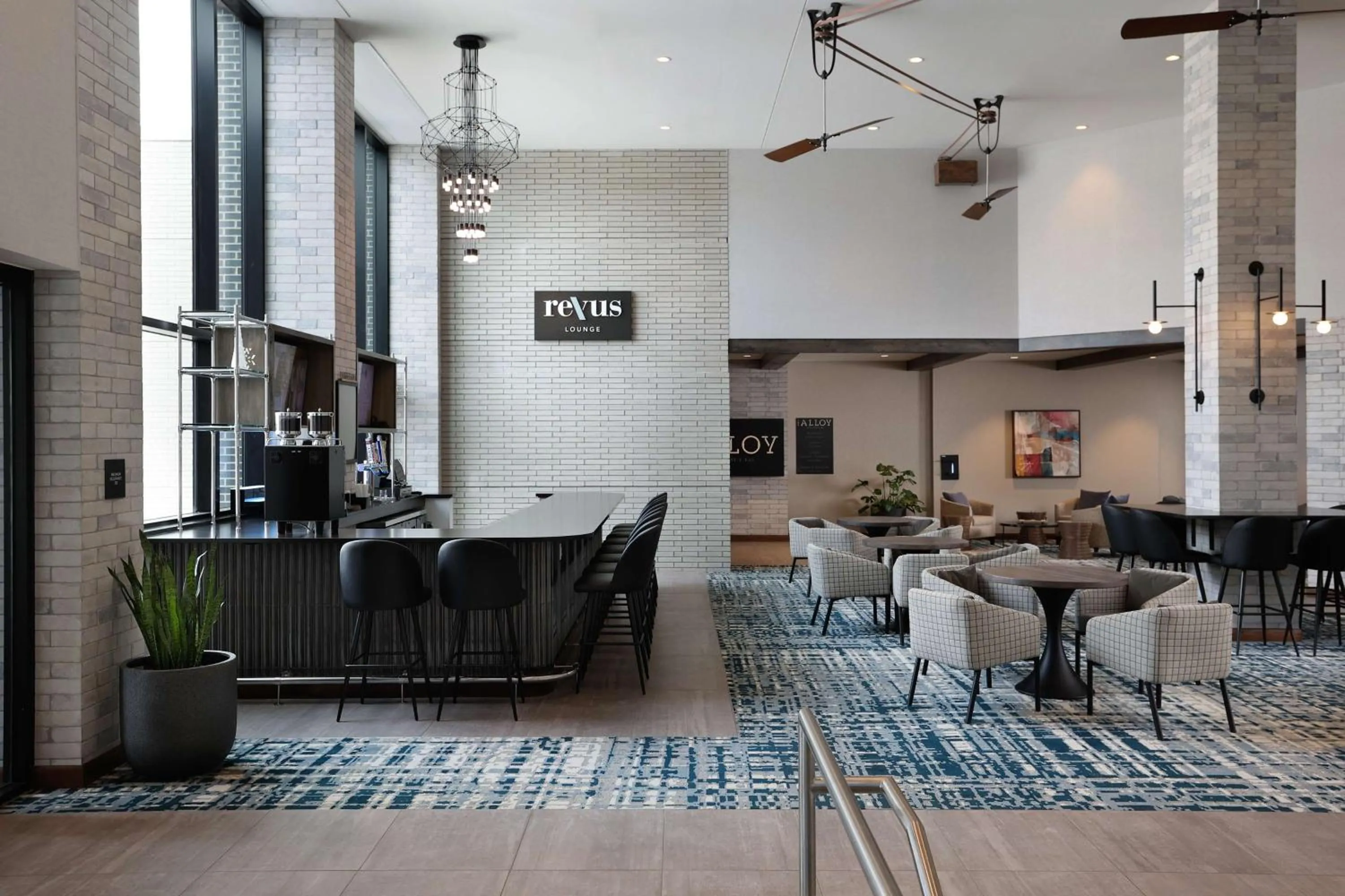 Lounge or bar in Doubletree By Hilton Battle Creek