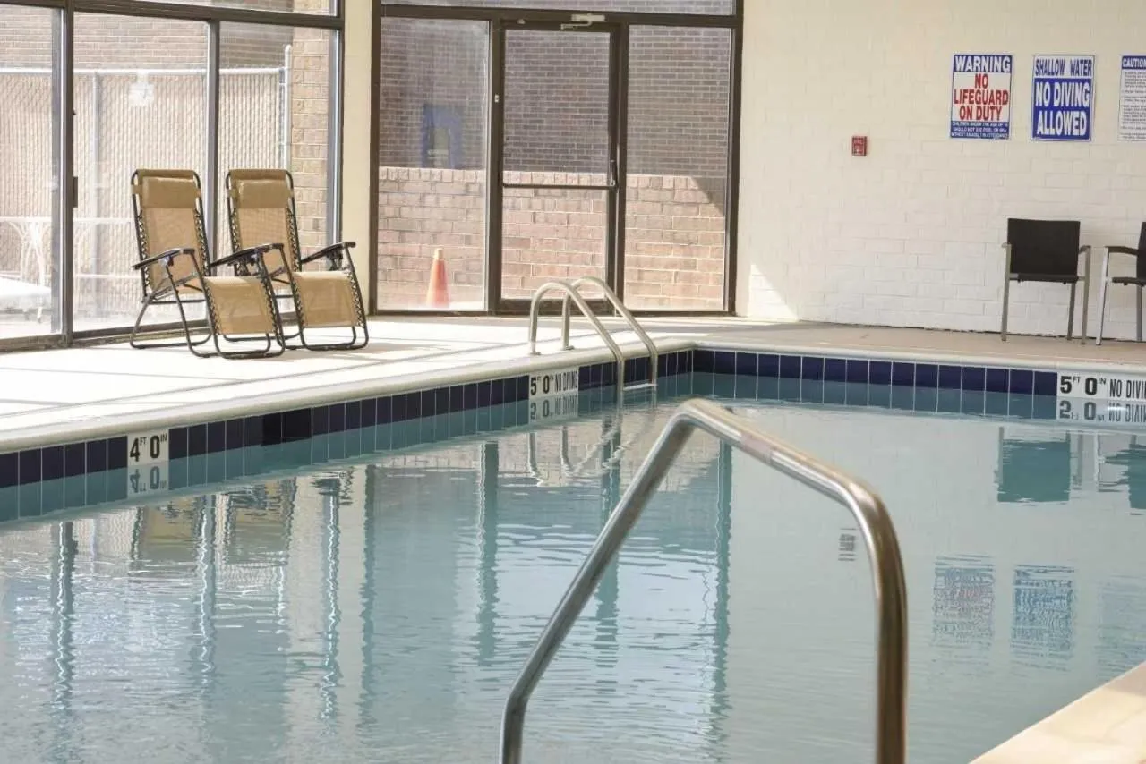 Swimming pool in Doubletree By Hilton Battle Creek
