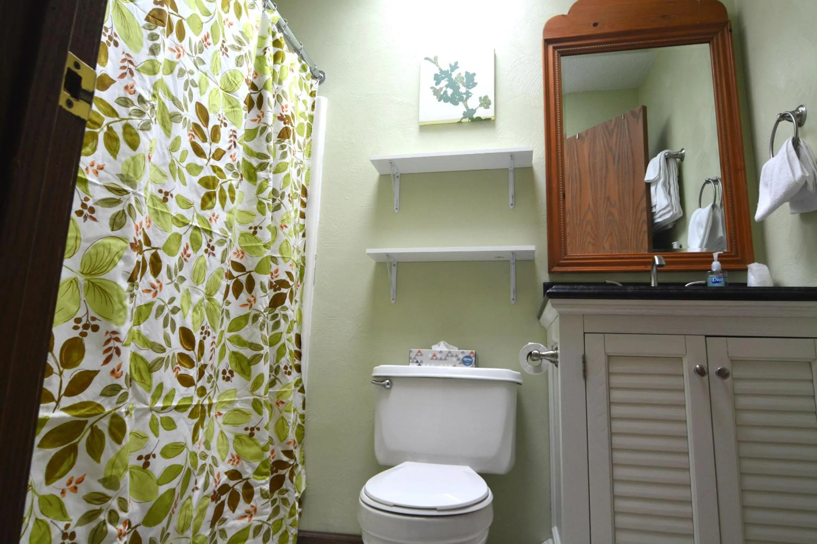 Toilet in Hop & Vine Inn