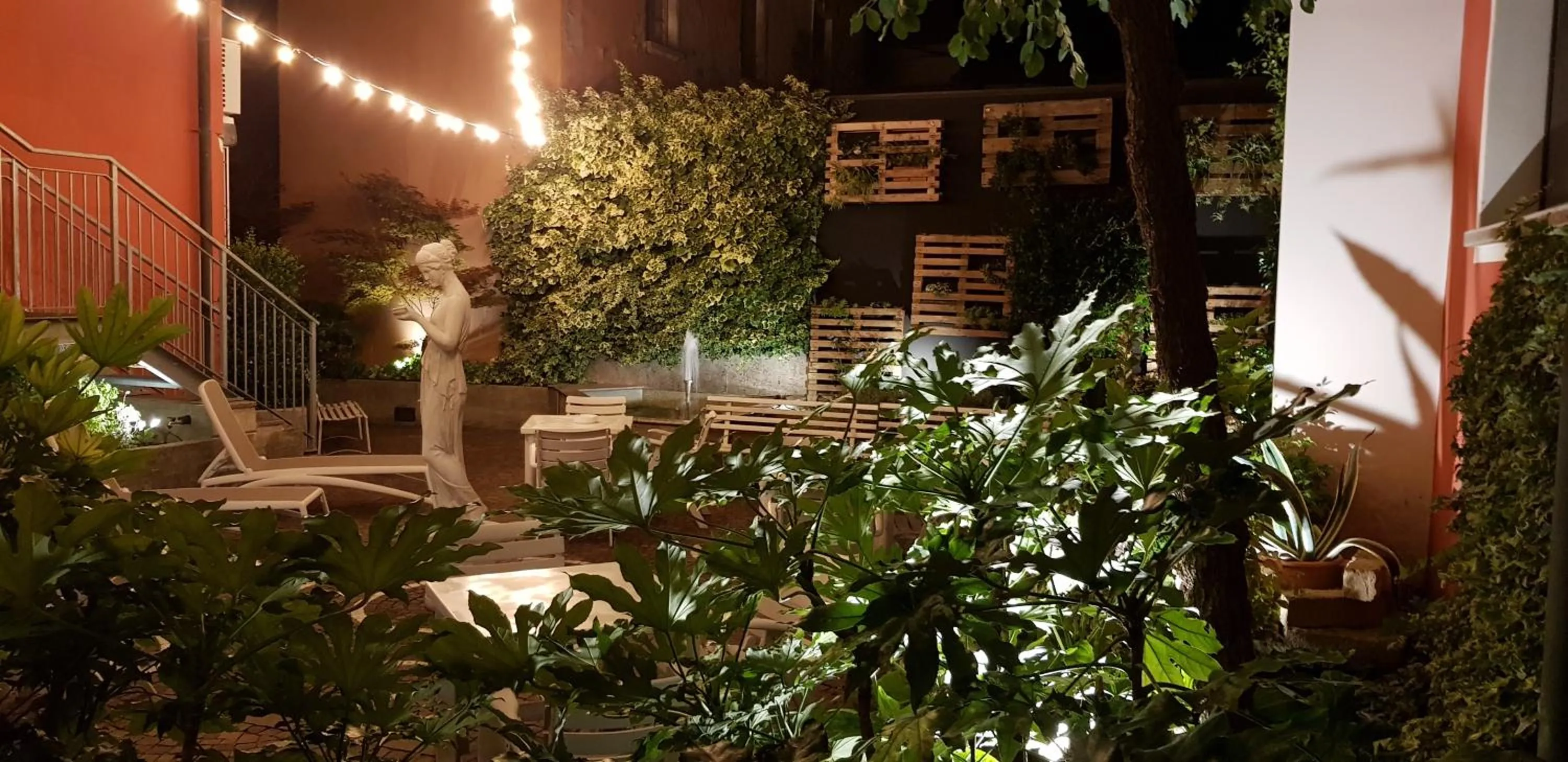 Restaurant/places to eat in Hotel Diana