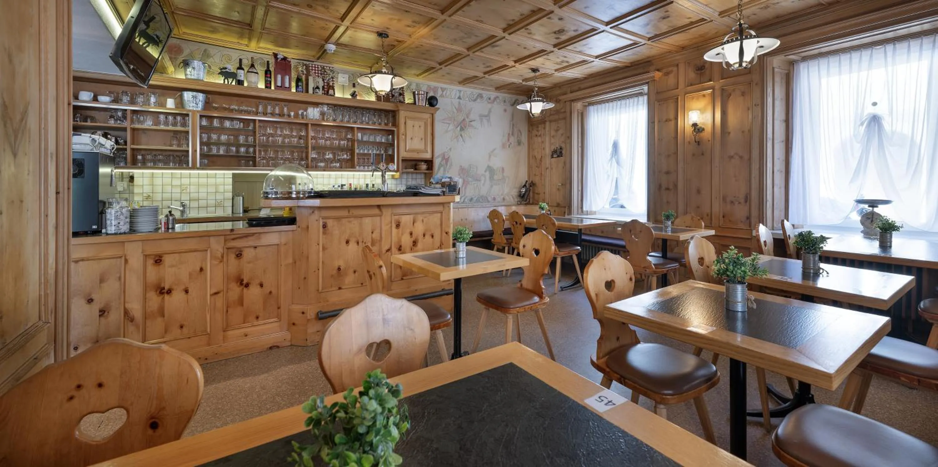 Restaurant/places to eat in Hotel Acla Filli