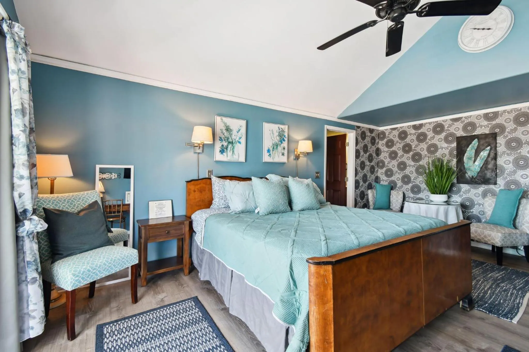 Bed in Sea Breeze Manor Inn