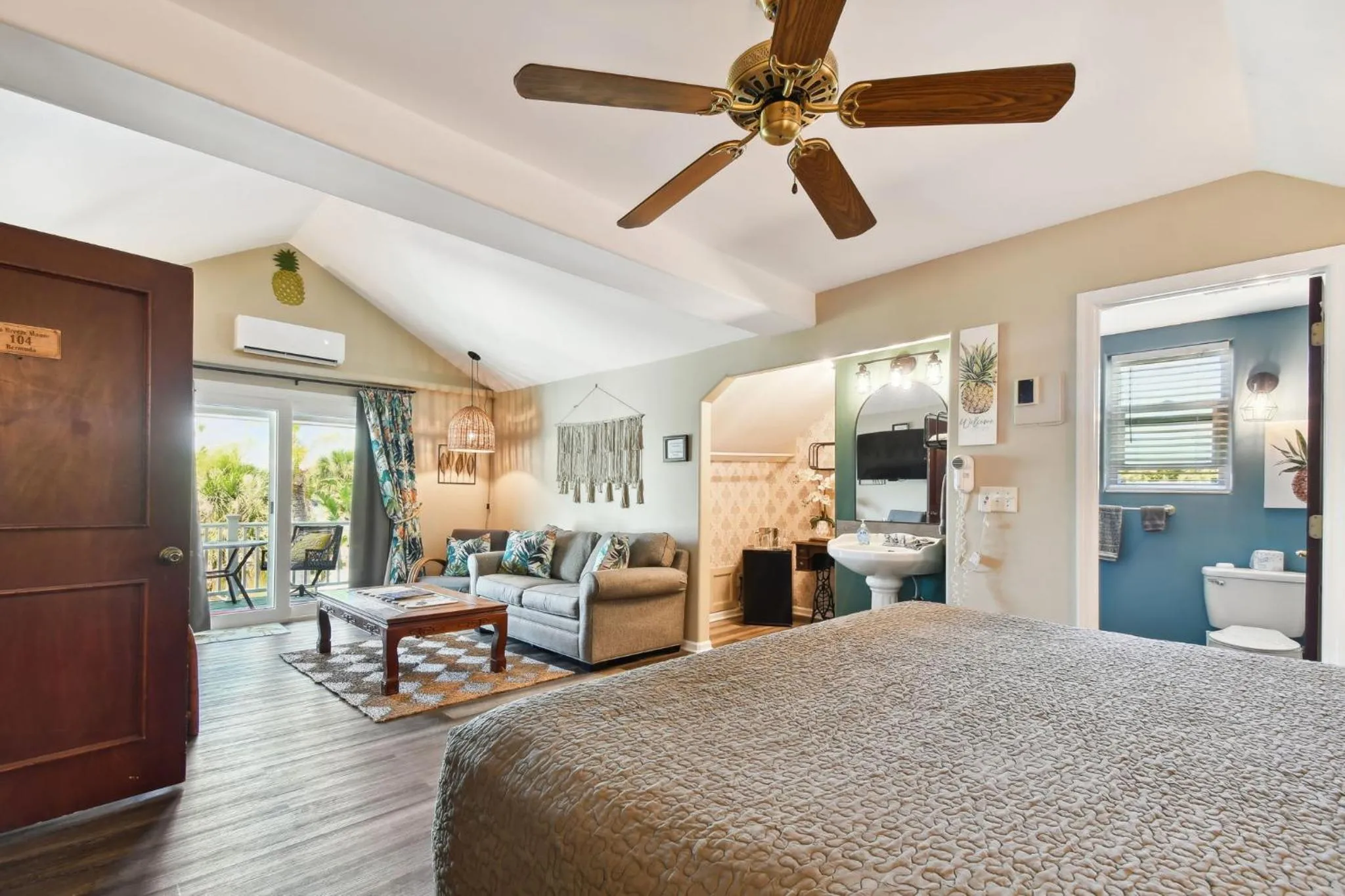 Bed in Sea Breeze Manor Inn