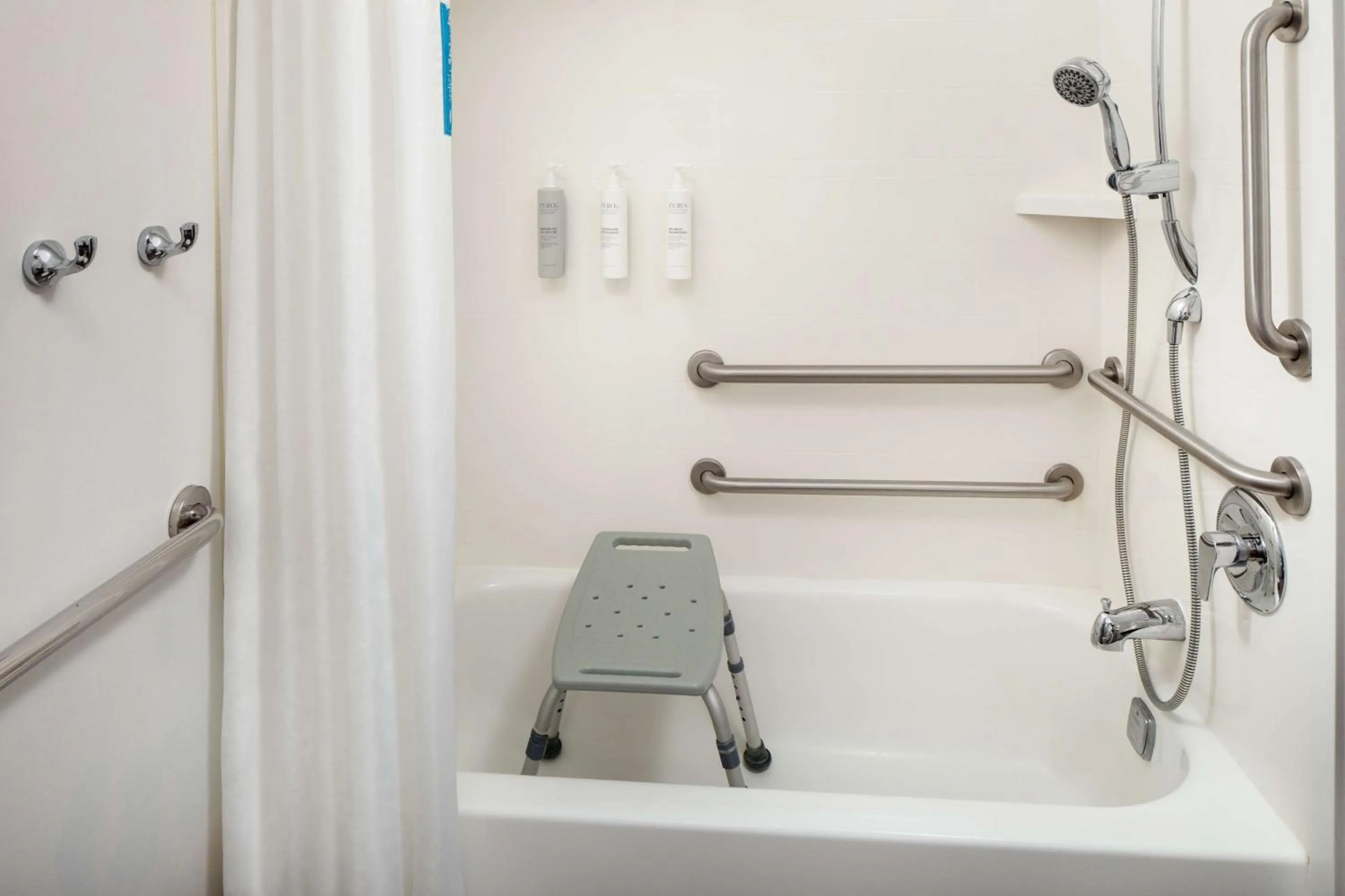 Bathroom in Hampton Inn Atlanta-Northlake