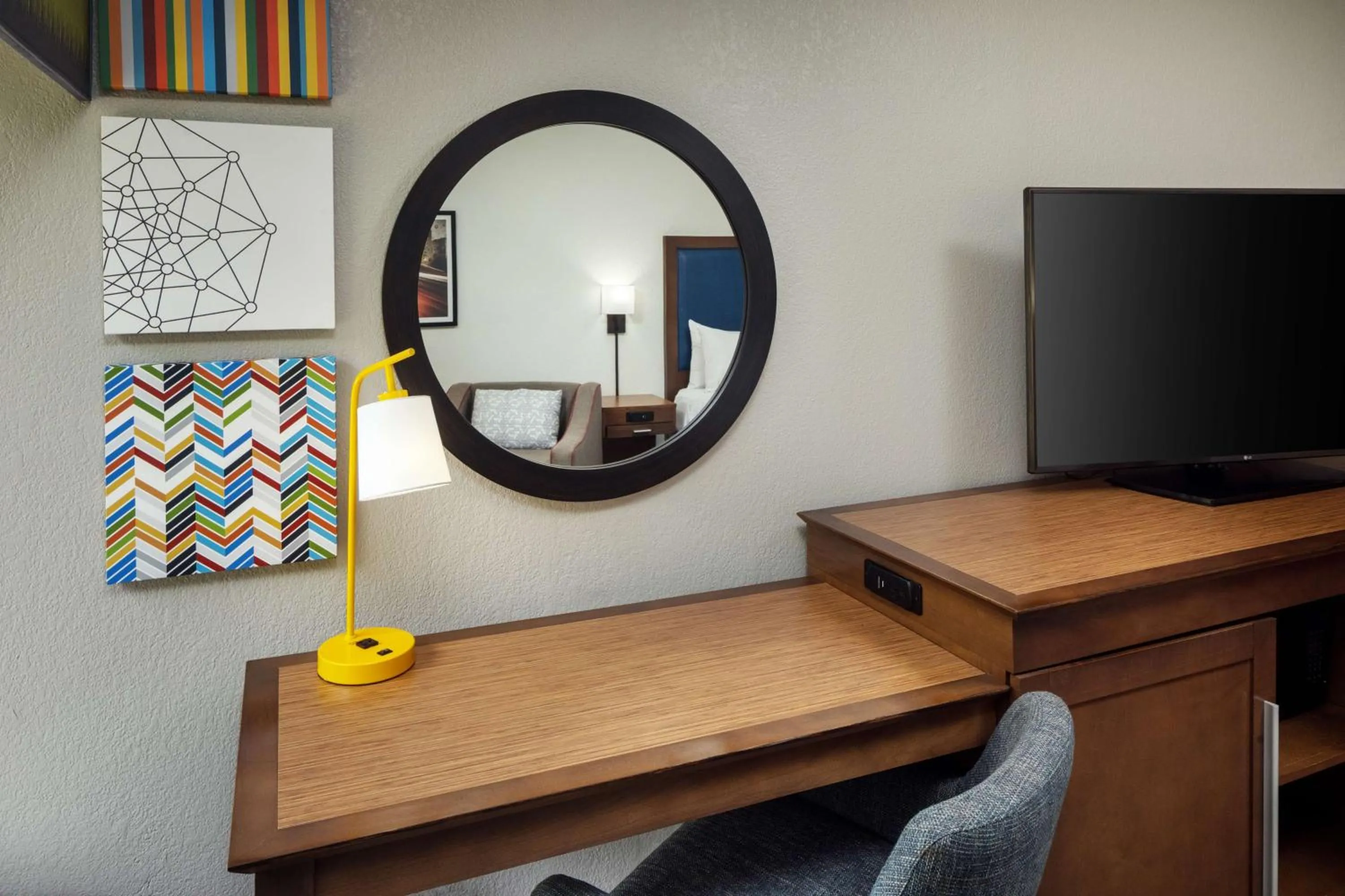 Photo of the whole room in Hampton Inn Atlanta-Northlake