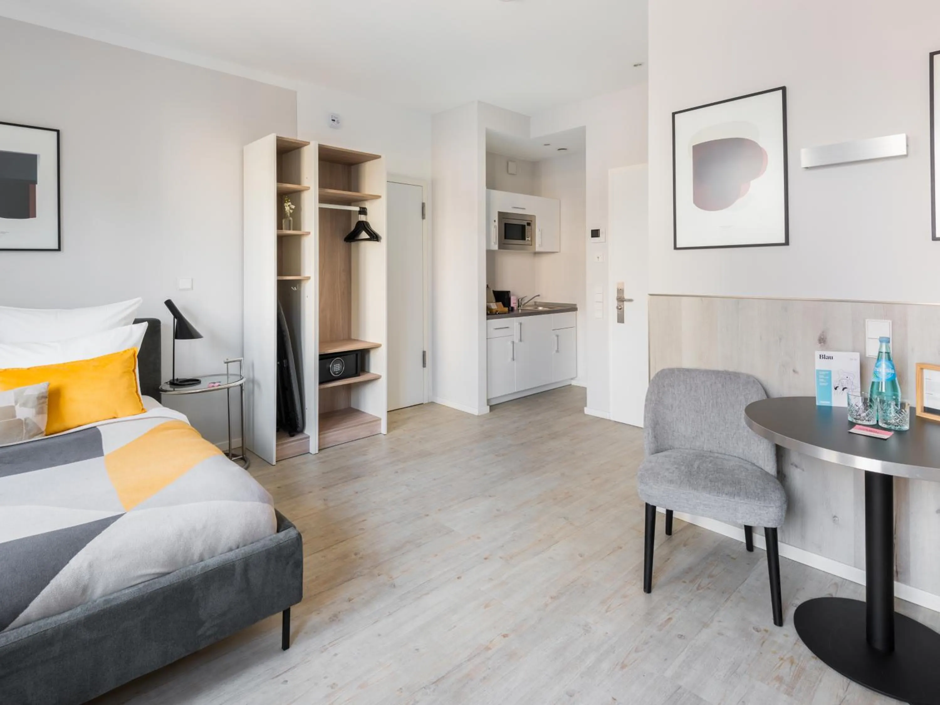 Photo of the whole room, Bed in Numa Frankfurt Blau