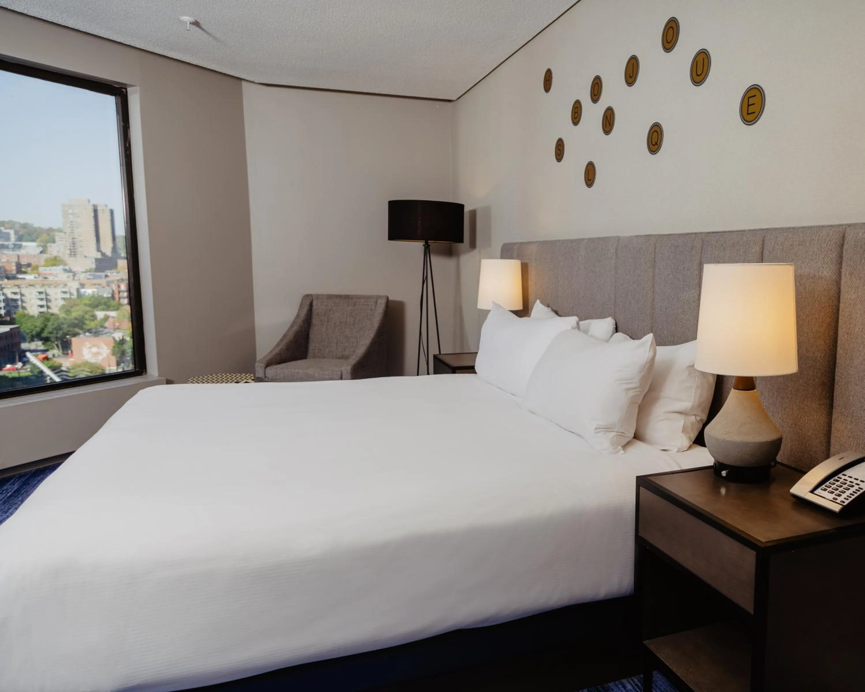 Photo of the whole room, Bed in DoubleTree By Hilton Montreal